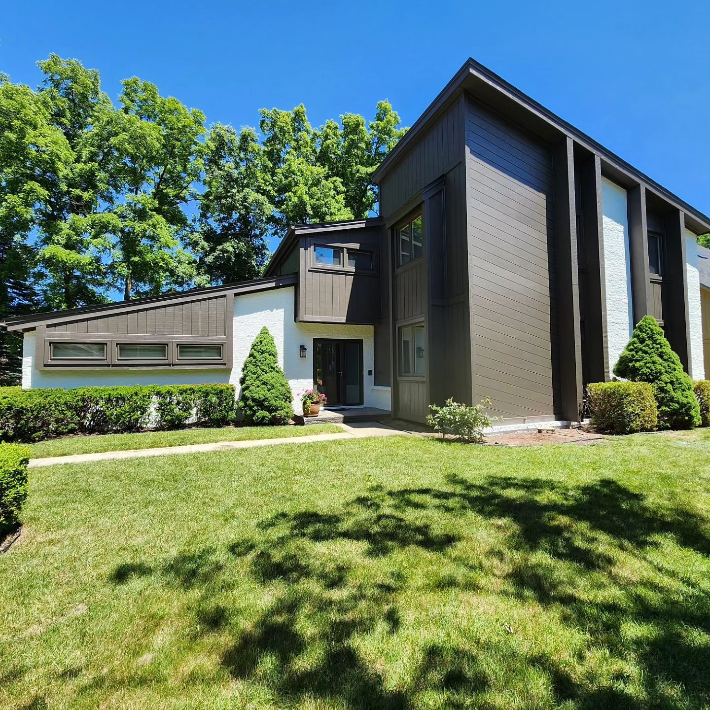 Wood replacement and paint for our client in West Bloomfield 🙌 
.
.
.
.
#exteriorpainting #painting #paintingcontractor #painter #oaklandcountymichigan #oaklandcountymi #michiganpainter #michigansmallbusiness #michiganhome #michigancontractor #exter