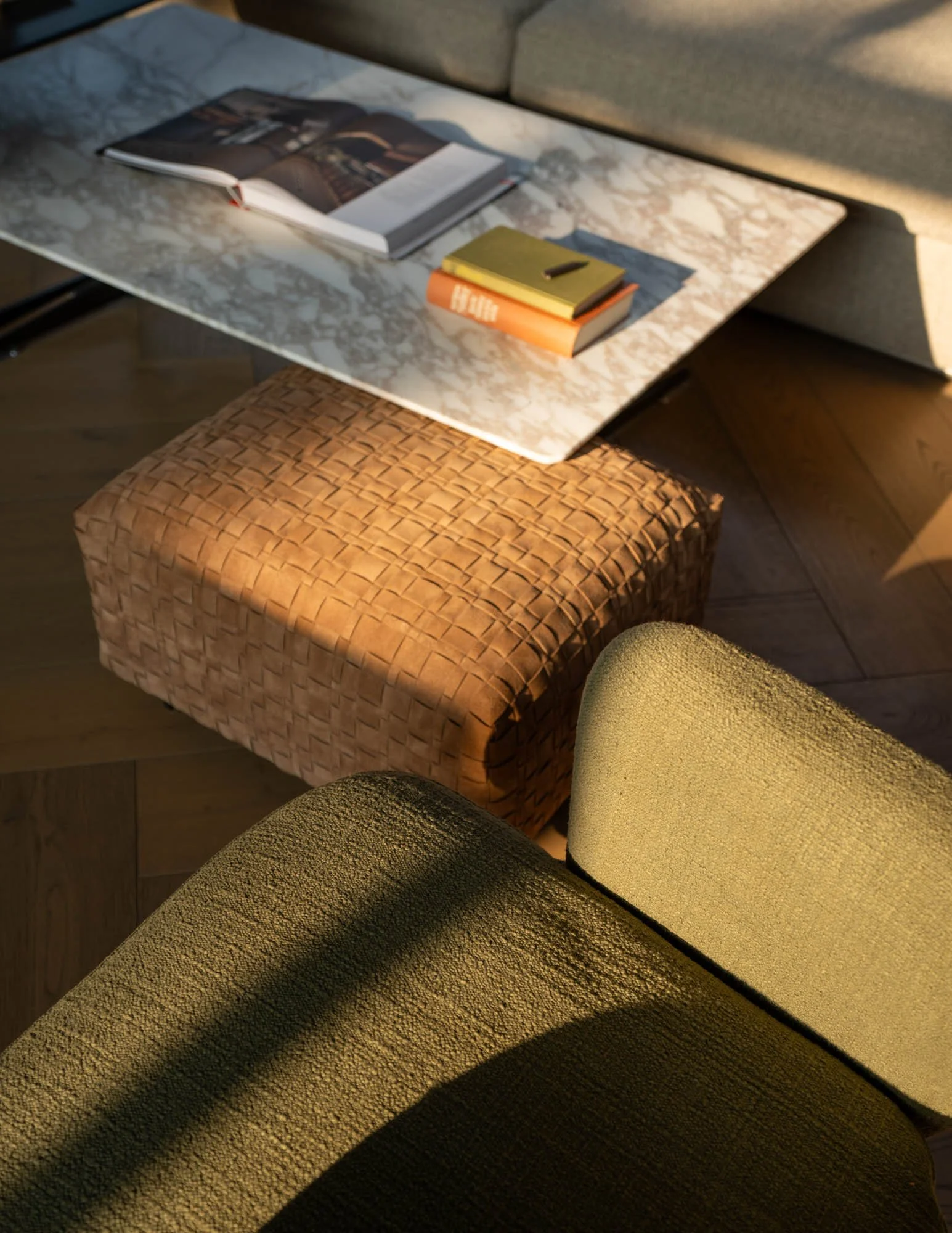 interior-design-fotografie-flexform-tisch-fusshocker-sonne.jpg