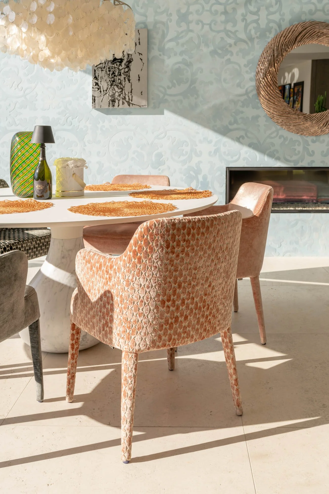 luxuriose-interior-design-fotografie-lago-di-garda-italien-mobeln-von-roche-bobois-mah-jong-edra-freifrau-janua-und-henge-1.jpg