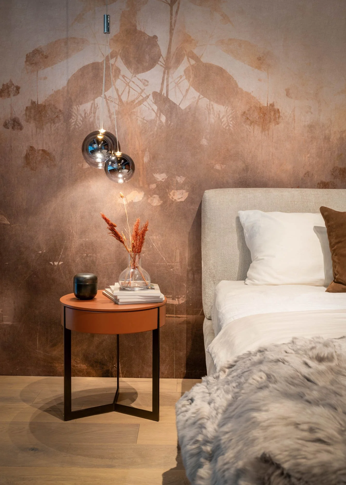 interior-design-fotografie-schlafzimmer-orange-couchtisch.jpg