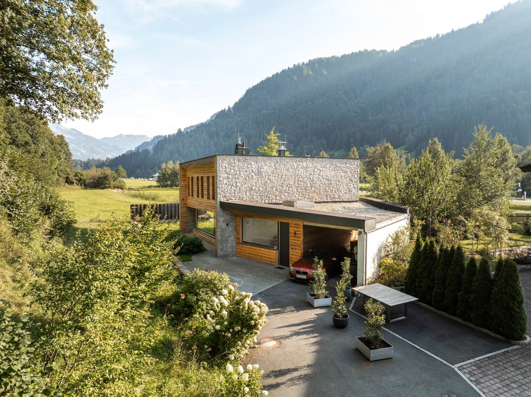 immobilienfotografie-chalet-kitzbuehel-fassade-stein-holz.jpg
