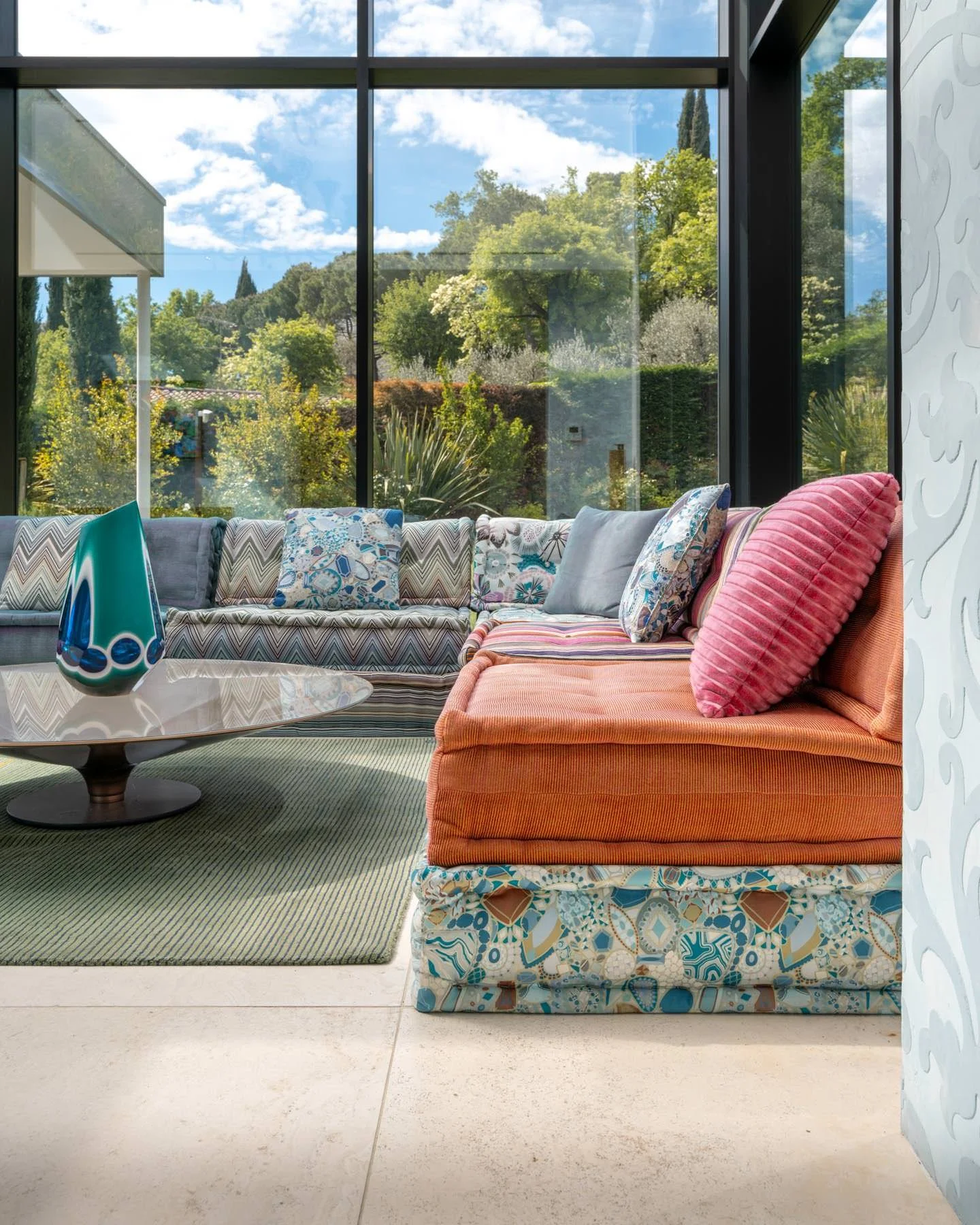 luxuriose-interior-design-fotografie-lago-di-garda-italien-mobeln-von-roche-bobois-mah-jong-edra-freifrau-janua-und-henge-2.jpg
