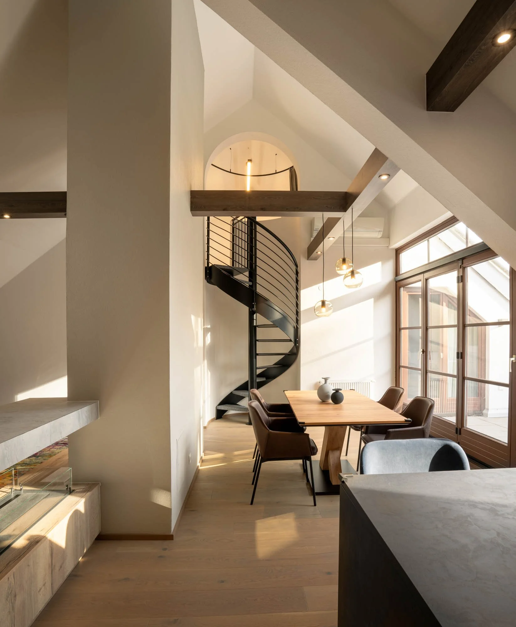 interior-design-fotografie-treppe-schwarz-geschwungen-modern.jpg