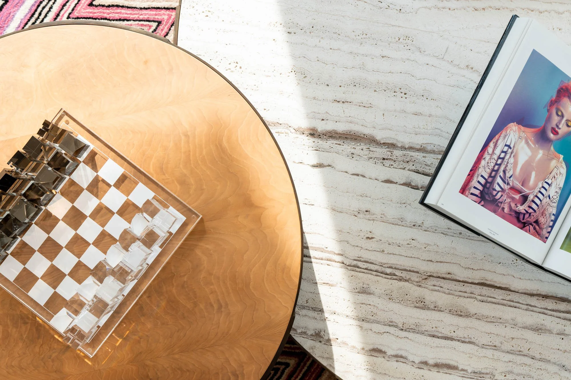 interior-design-fotografie-henge-tische-holz-stein-detail.jpg