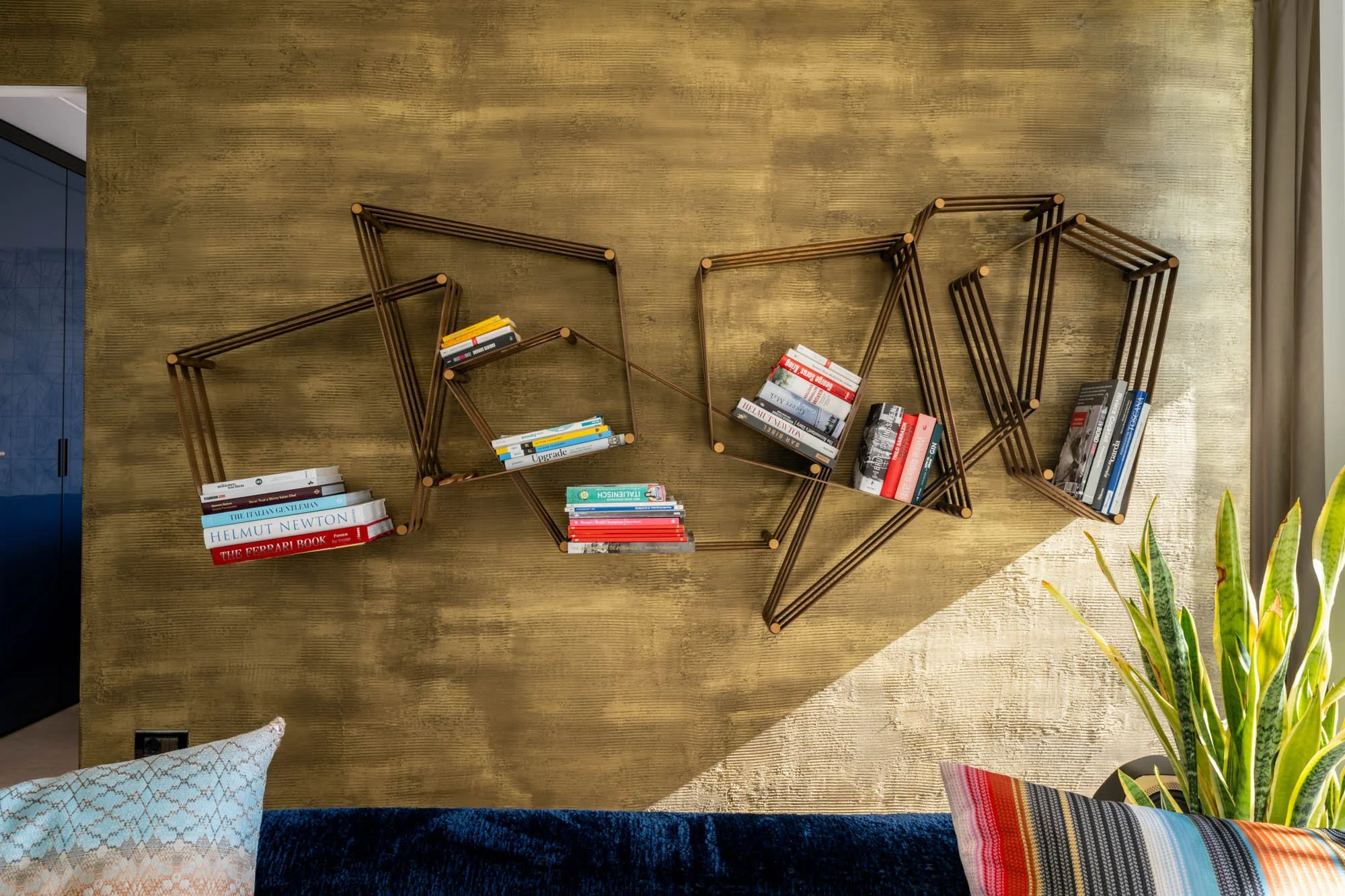 luxuriose-interior-design-fotografie-lago-di-garda-italien-mobeln-von-roche-bobois-mah-jong-edra-janua-und-henge-3.jpg