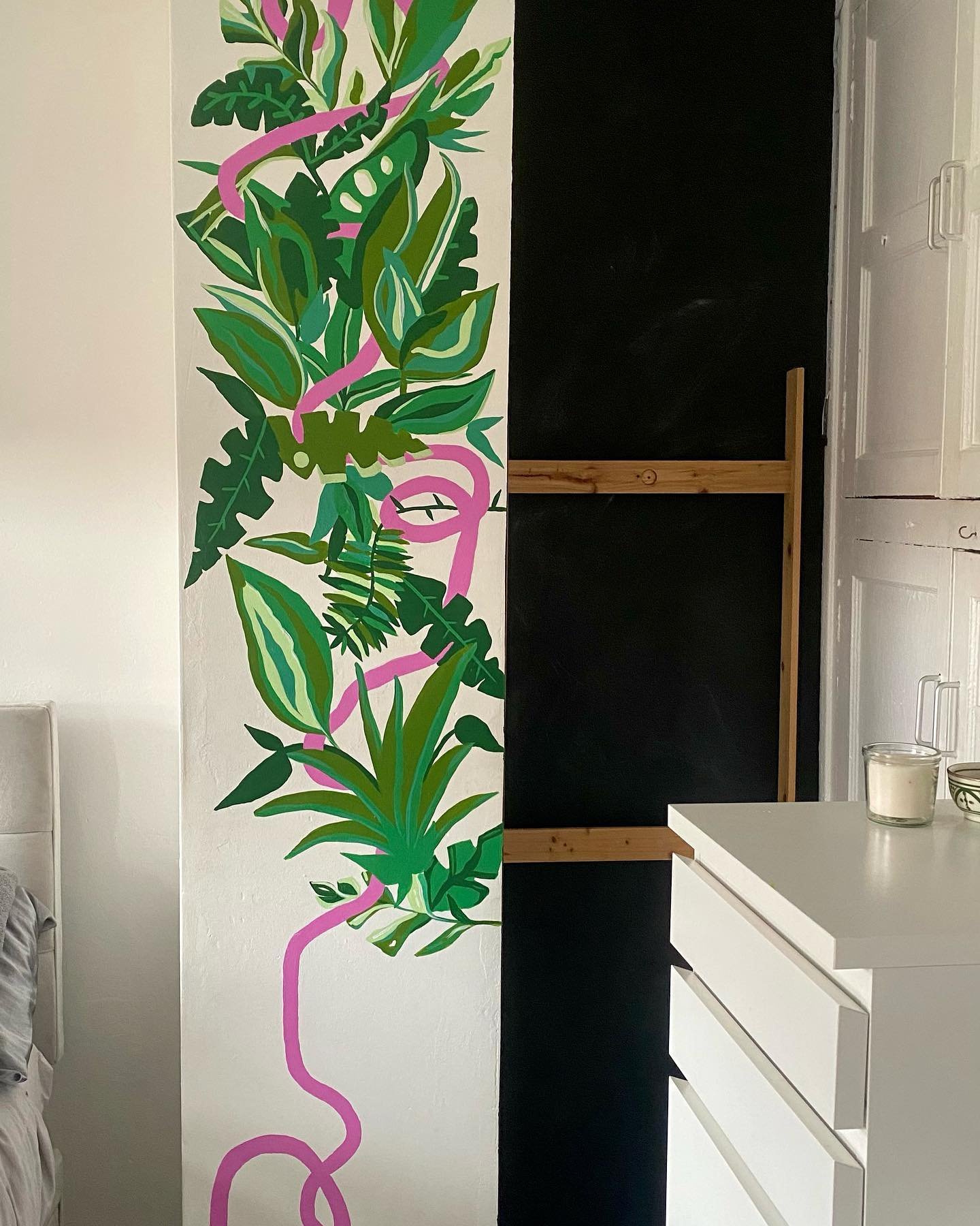 Shoutout to my 2000s r&amp;b playlist &amp; my little angled paintbrush for massively helping me with this one 🫡 

last post on this mural x

#muralart #muralpainting #muralartist