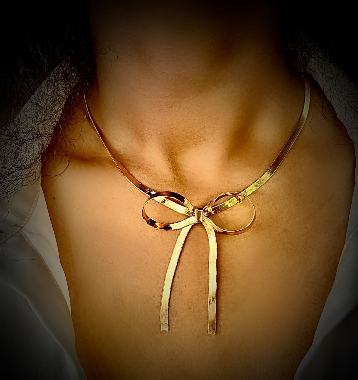 A bow. A delicate touch that transforms the ordinary into the extraordinary. #sterlingsilver #jewelry #madeinitaly #bow #handmade #mvmitaly