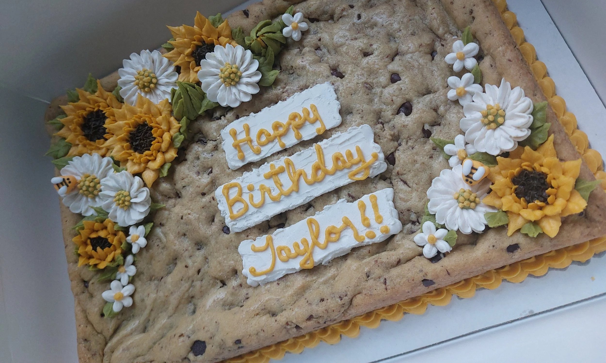 Cookie cake with sunflowers and daisies