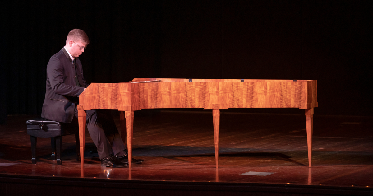 Daniel Adam Maltz plays the fortepiano.