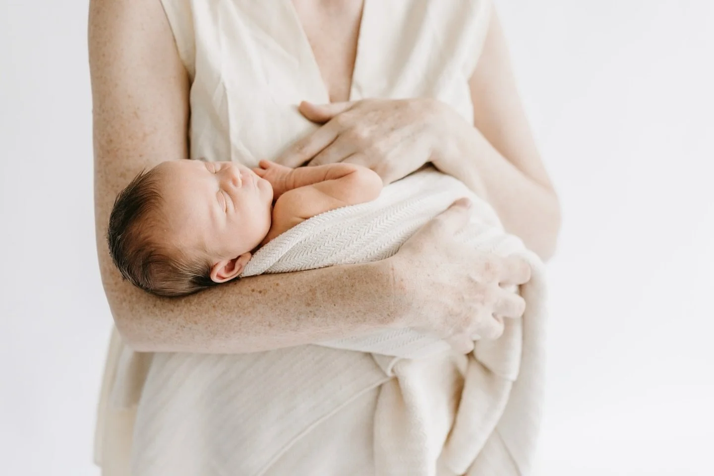 Thinking about booking a studio for your newborn portraits? Here&rsquo;s what to know 👇🏼Let&rsquo;s talk about what to consider when choosing the perfect studio space for your vision.

Some studios are all white and minimal, offering a clean, timel