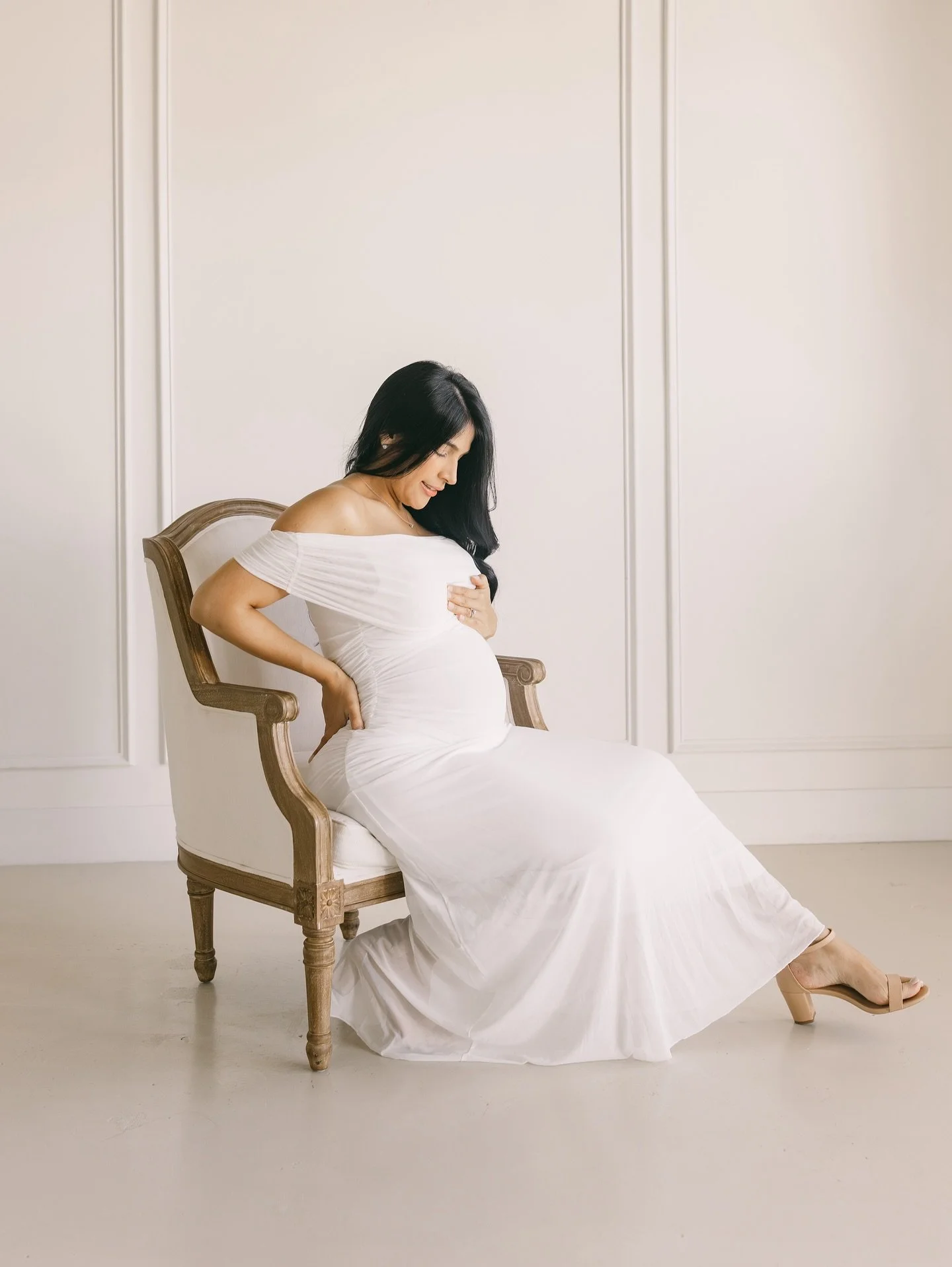 Mother!! ✨✨ The beauty of waiting for your baby!  Studio maternity sessions are calm, cozy, and all about you &mdash; a space to celebrate this season before everything changes in the sweetest way.
.
.
.
.
.
.
I recommend for Maternity sessions to ta