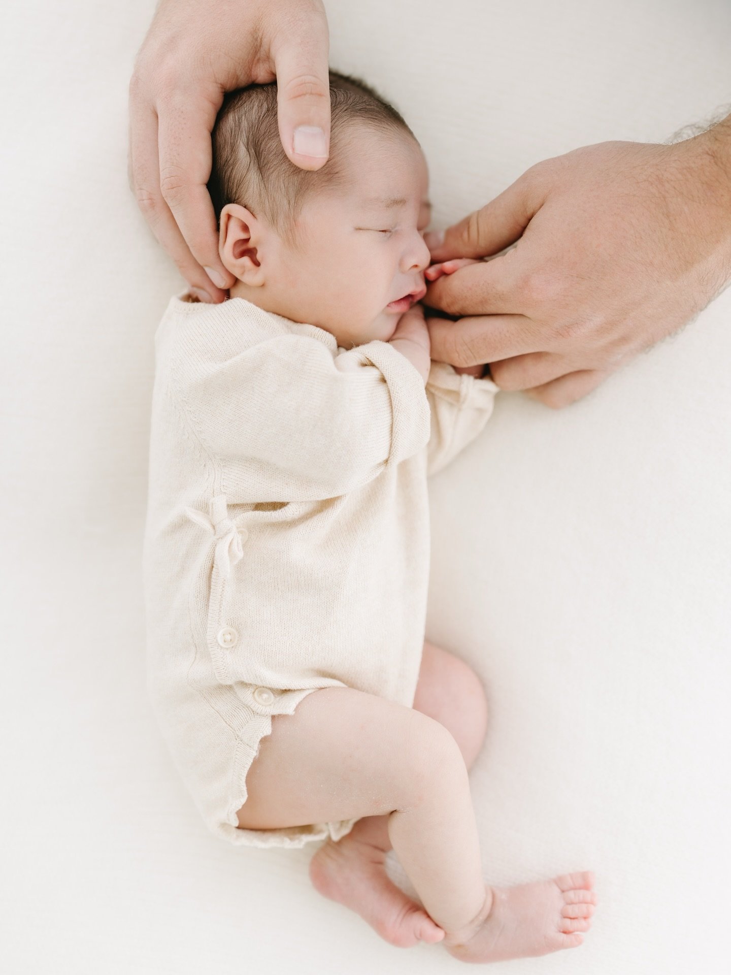 If you&rsquo;re dreaming of a calm, beautiful newborn session, here are 3 ways I make it completely stress free 🤍
	1.	Book while you&rsquo;re still pregnant.
Securing your date ahead of time means no scrambling once baby arrives. I always recommend 