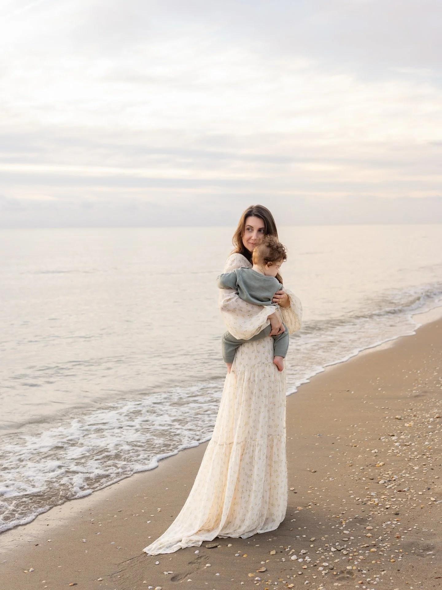 Family beach sessions that feel like this 🤍 
Spring in South Florida is one of the most beautiful times of the year for family photos. The weather is warm but still comfortable, the light is soft, and we get those cool mornings before the summer hea