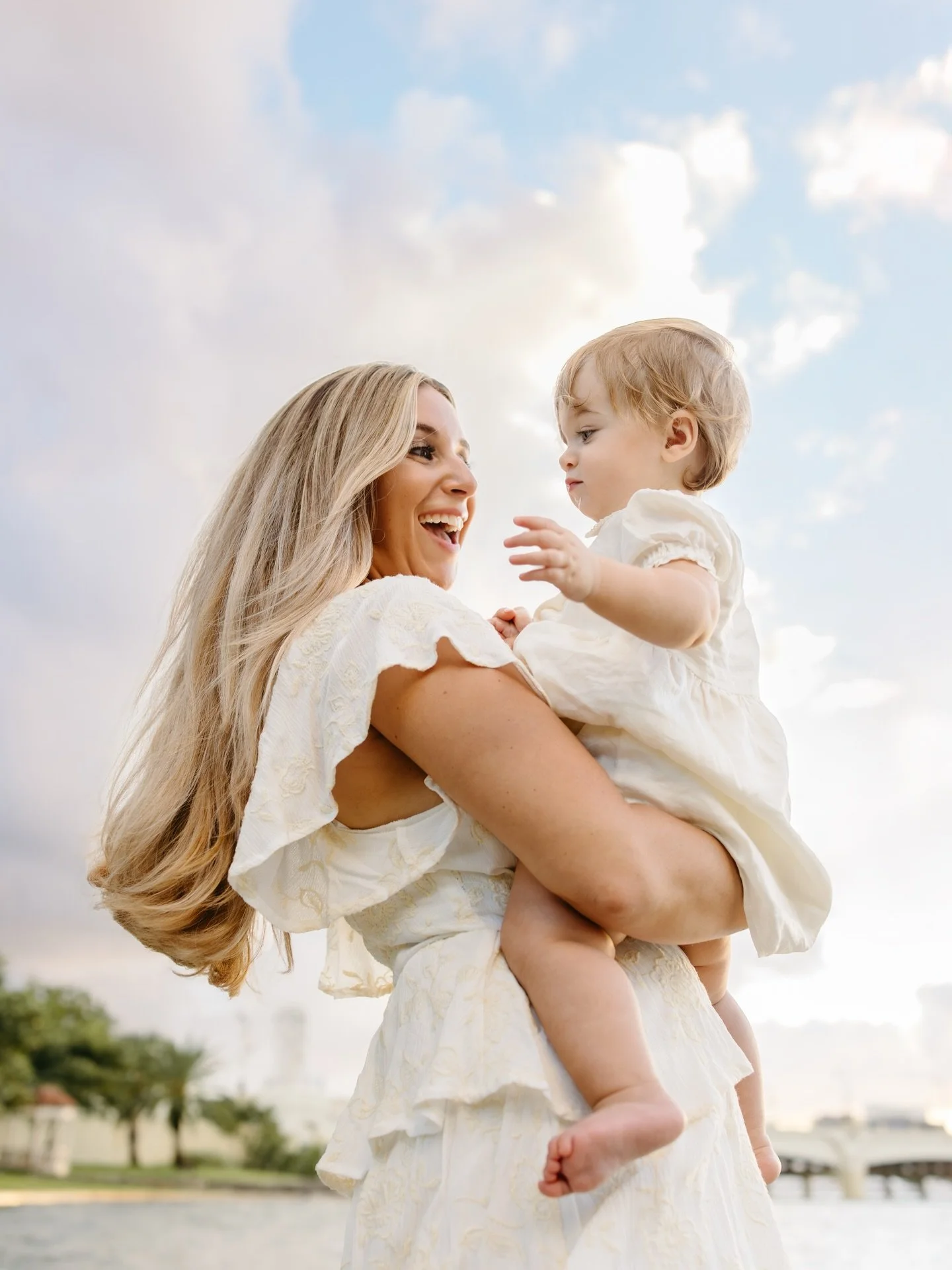 She only turns ONE once 🌿✨
And honestly? No cake needed.
No studio. No setup. Just this baby girl, her people, and the most golden afternoon light at one of my favorite spots along the Palm Beach Intracoastal.

Moms constantly tell me they just want