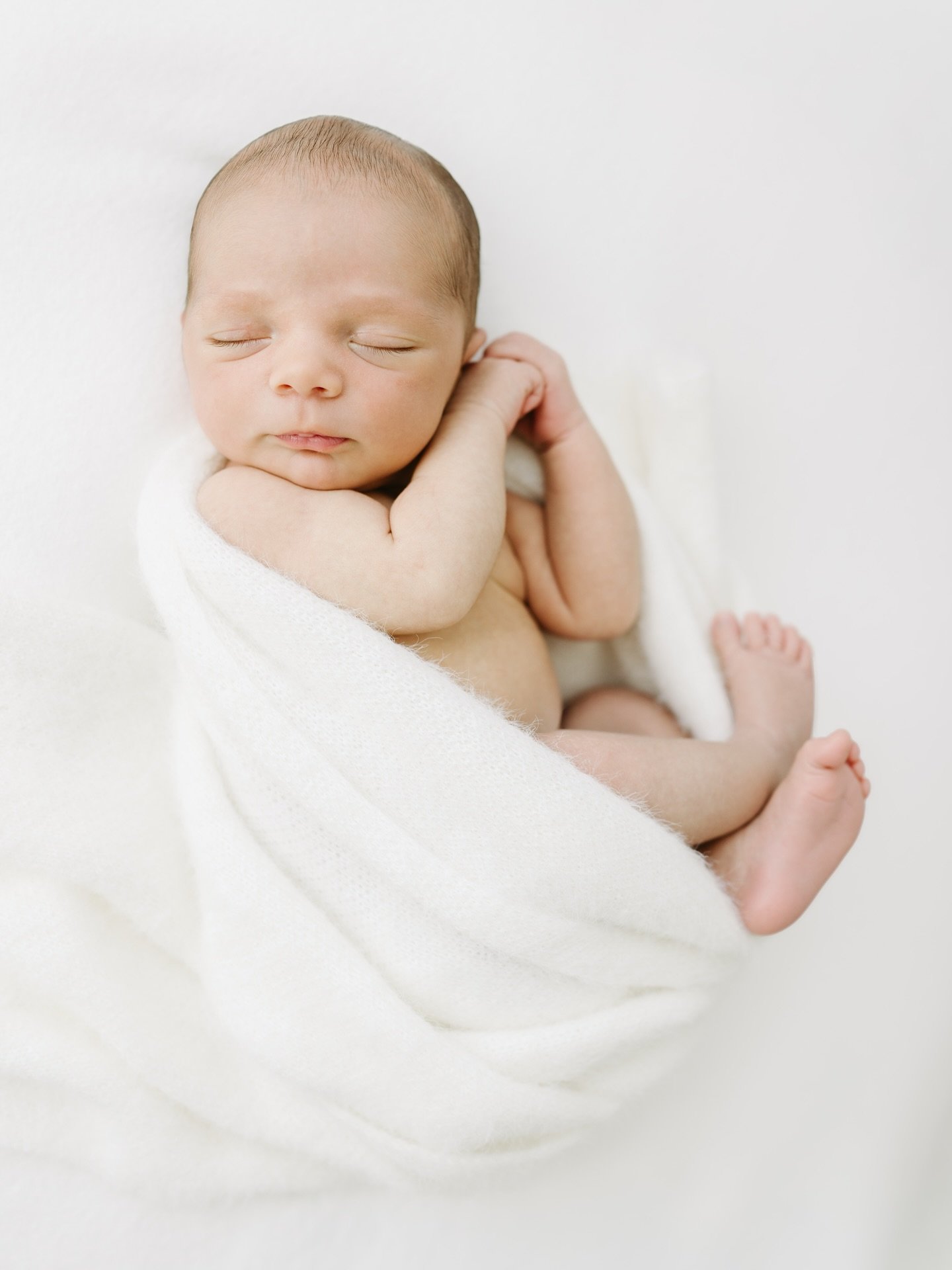 Tiny details that will be etched into your heart forever. I&rsquo;m just here to capture them for you so you never forget. 🤍
Here&rsquo;s what working with me as your Newborn Photographer looks like:
You walk in, and everything is already taken care