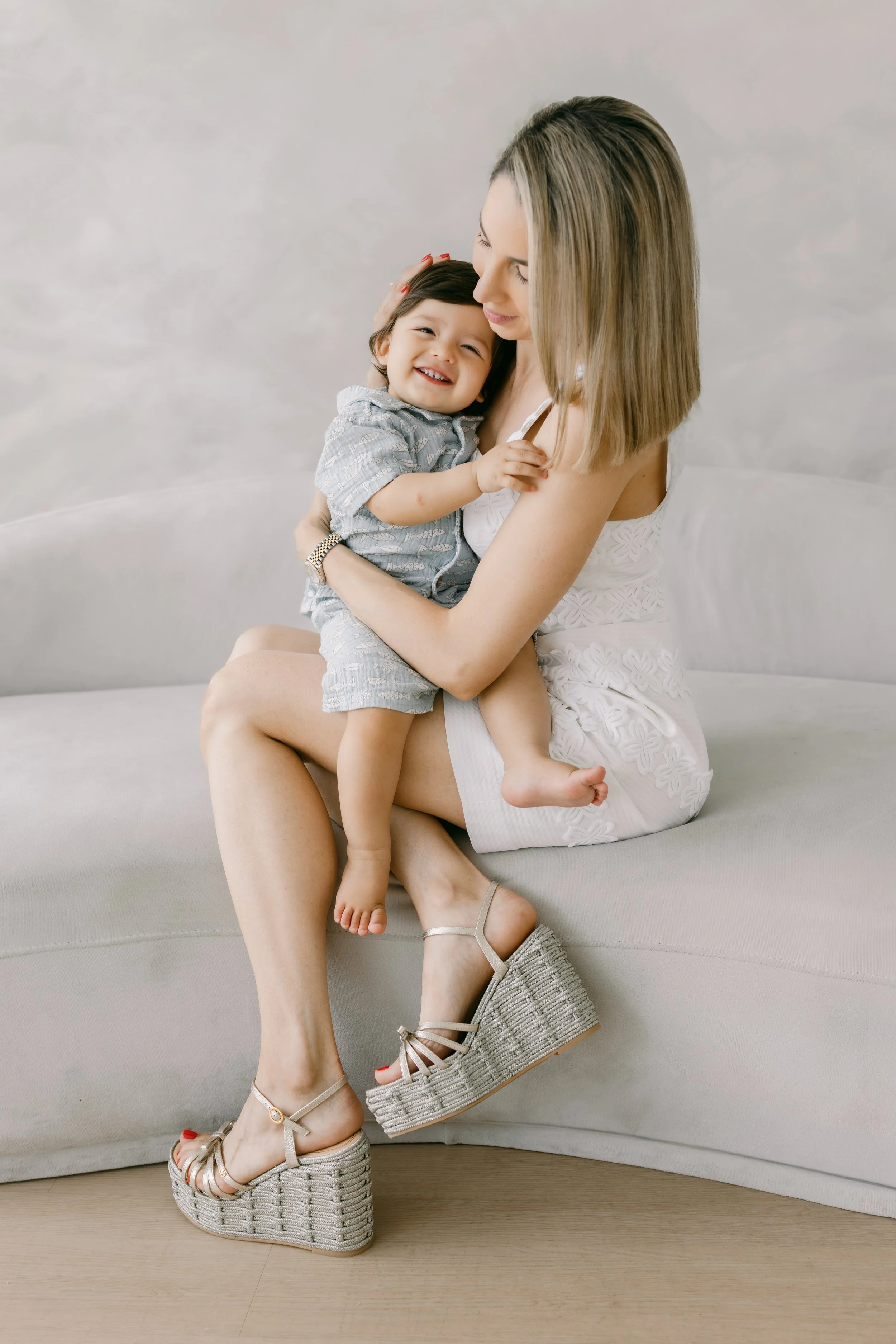 Studio vs. Outdoor First Birthday Sessions: A Guide to Choosing What Feels Right