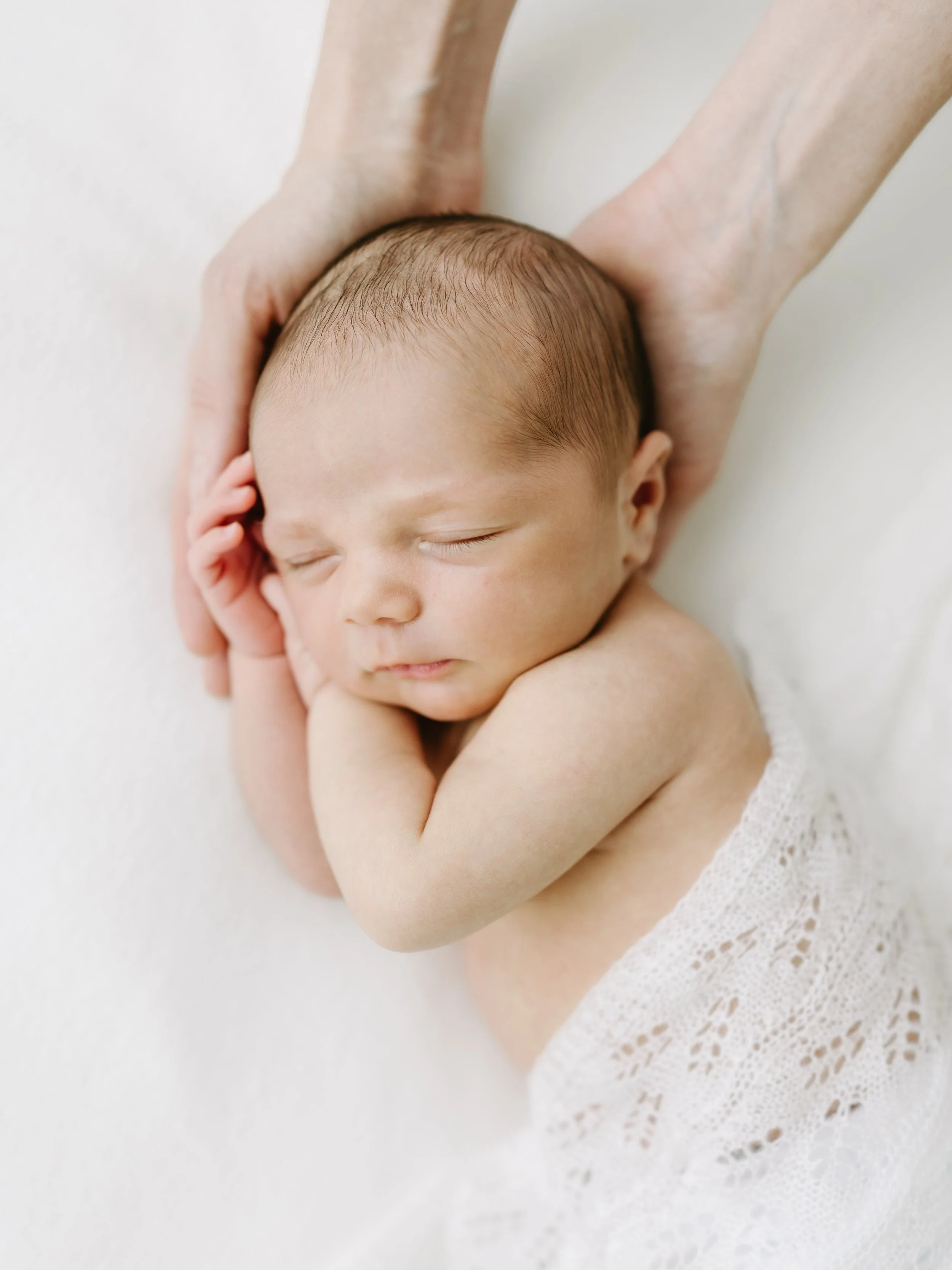 The details you never want to forget 🤍
This is what my baby-led studio newborn sessions look like. Just your baby, exactly as they are, in soft beautiful light. 

Every pose you see here started with baby. I follow their lead, keep them comfortable,