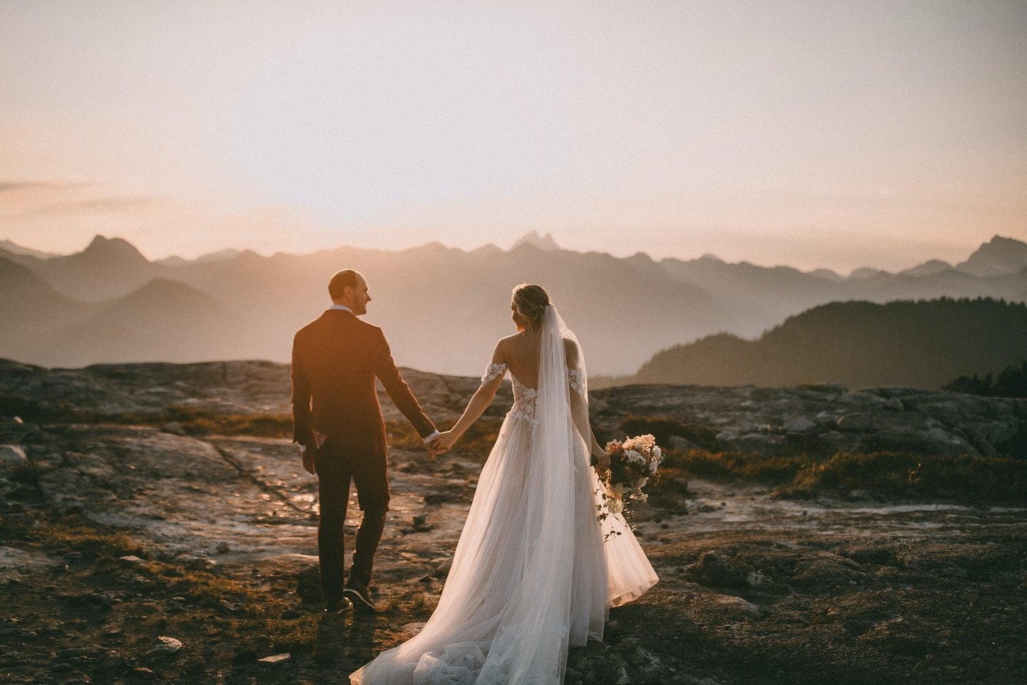 All the helicopter elopements sliding into my calendar this summer have me way too excited to explore new locations. 

@amandacoldicuttphoto 
@skyhelicopters 
@rose.quartzbeauty