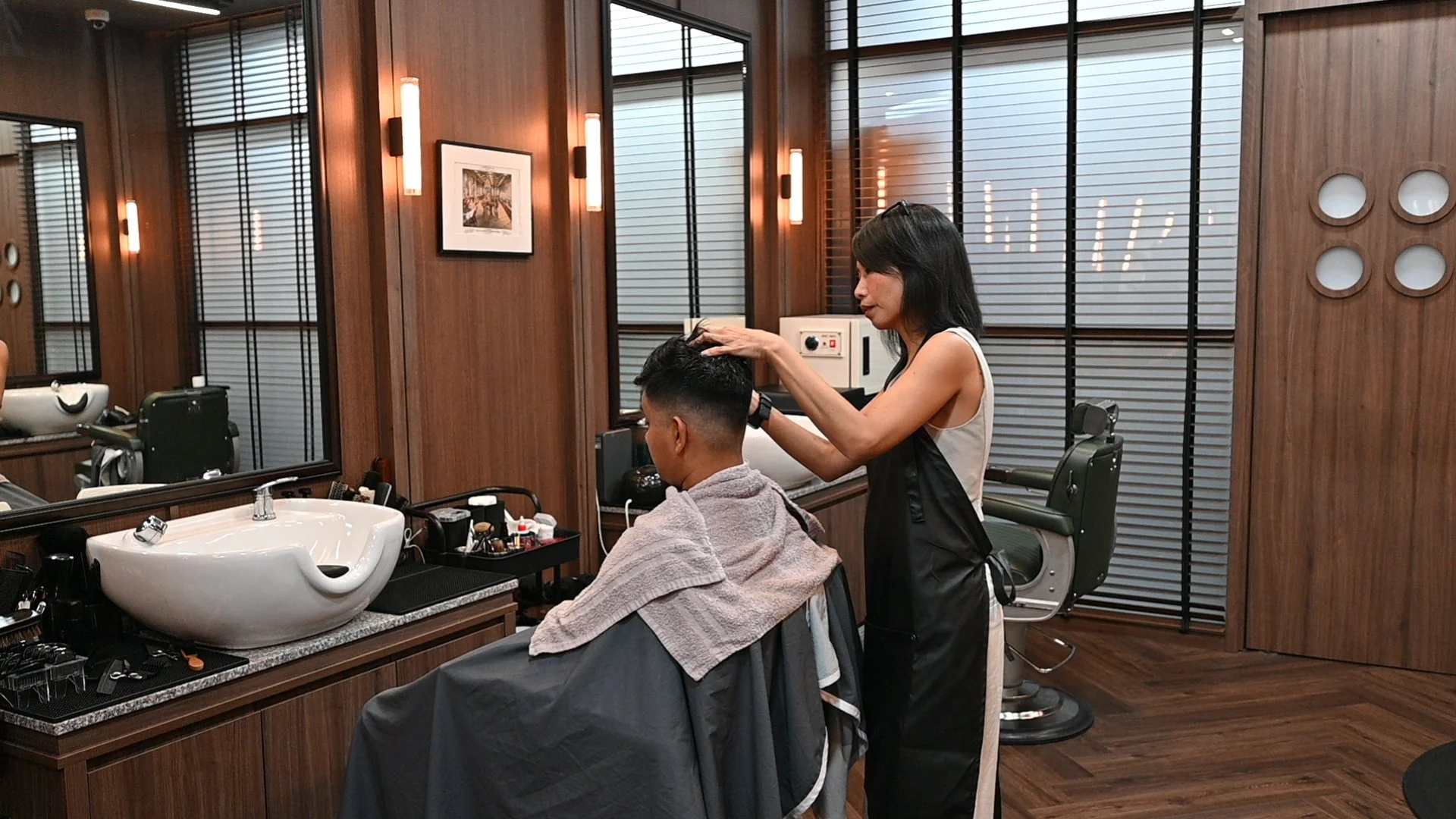 The Gentlemen’s Guide to Scalp Massage: Relaxation with Benefits