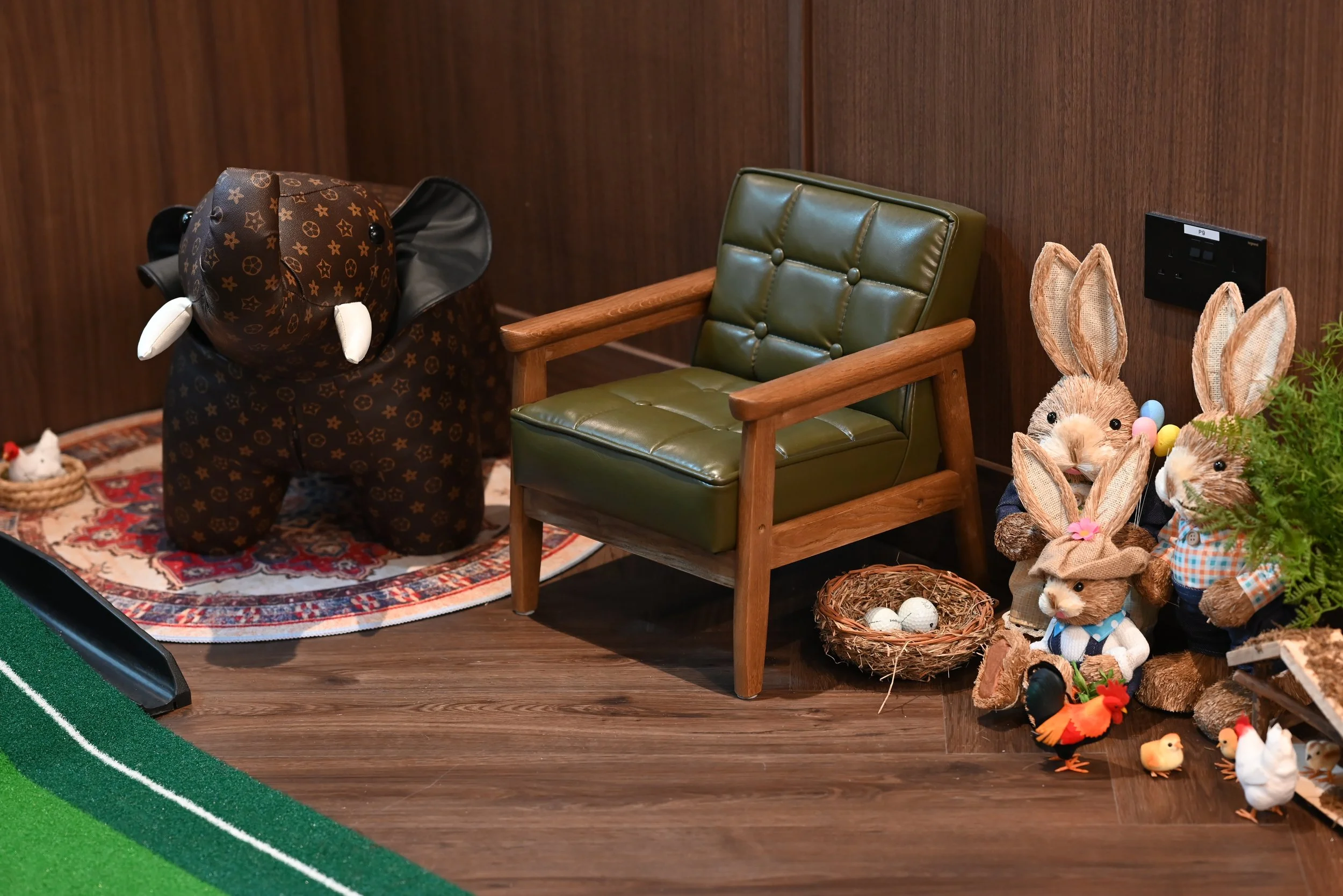 The coziest corner in the house — where mini gents wait like kings, flanked by bunnies, birds, and a designer elephant. Because even the youngest clients deserve a touch of whimsy with their trim. 