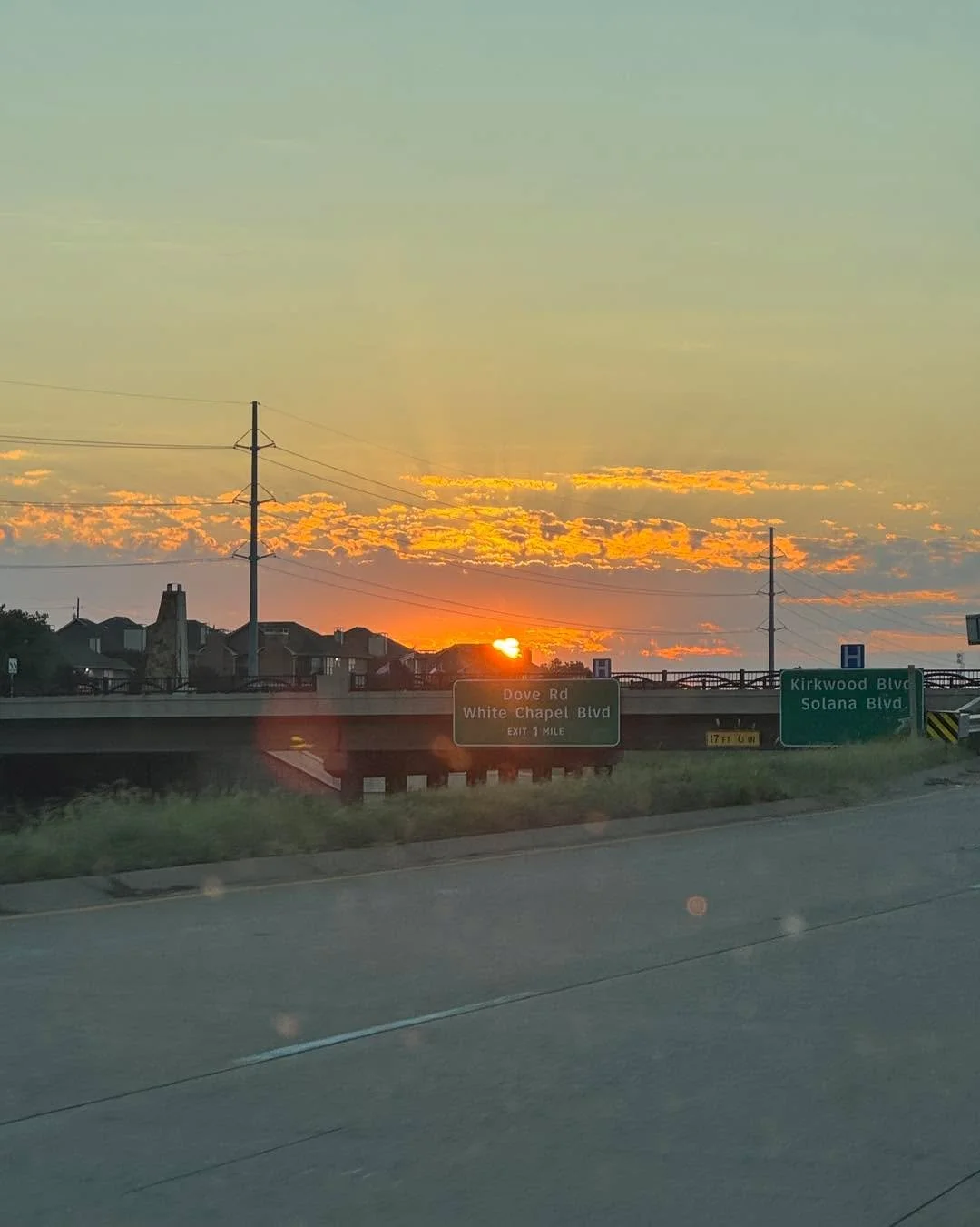 βοΈ The day started with an early run to DFW, then three business deliveries before the sun was even fully up. Two footballs headed to Grapevine High School athletes riding high off a Friday night lights win, and a basketball for a college student. H