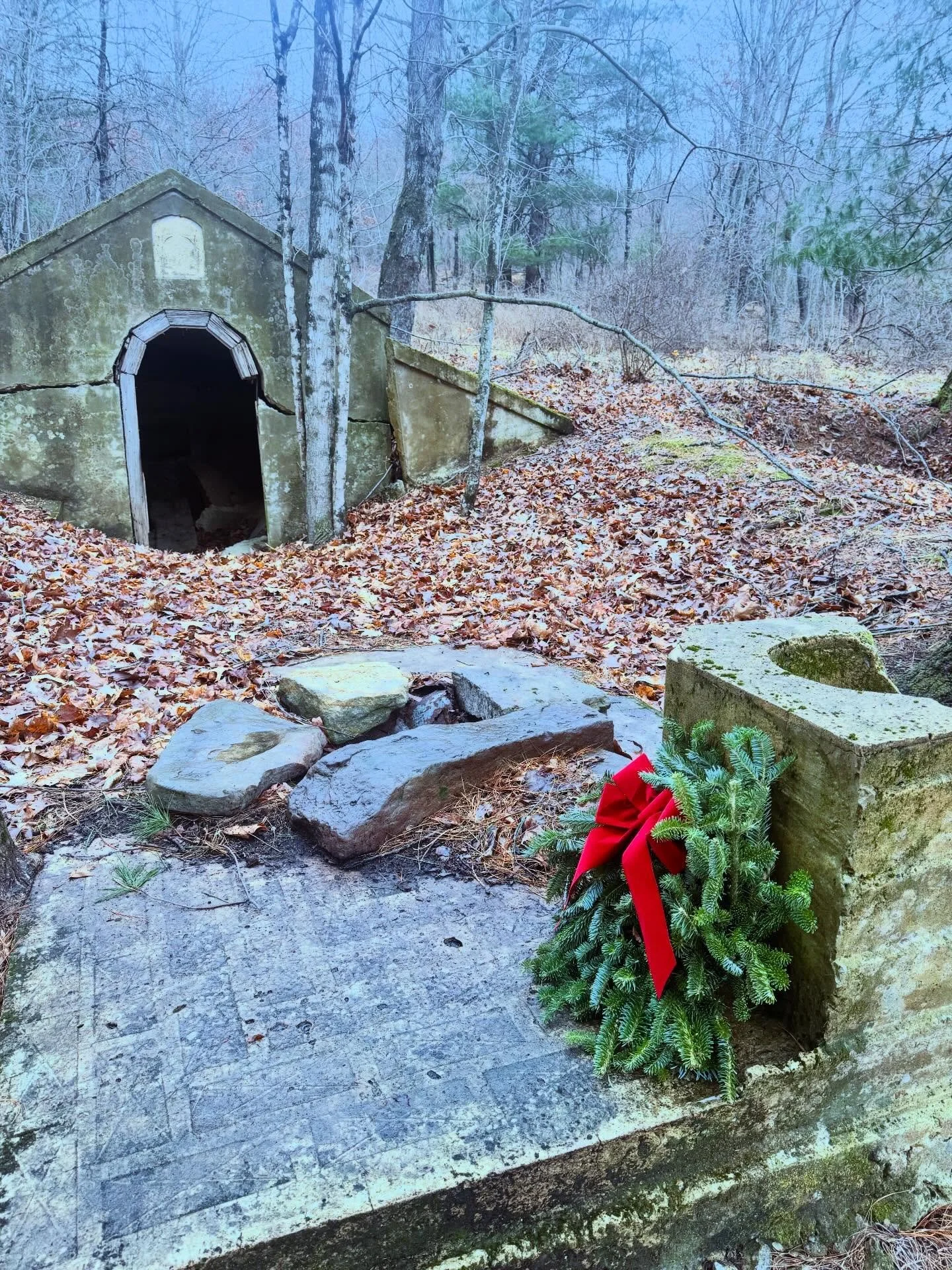Wreaths at the ruins. Placed on Christmas to honor the people of the land&rsquo;s past. 

#ruins #virginiaisforlovers #countrylife