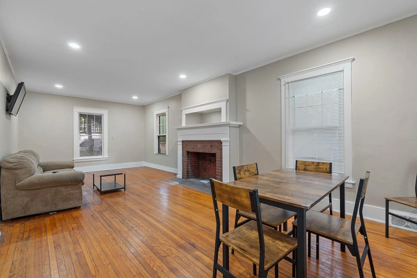 8 Reynolds Avenue. 
📅 Now leasing for the 2026-2027 school year &mdash; 5 beds, 2 baths.

✨ Freshly Renovated Student Living ✨
	&bull;	🏡 Fully upgraded
	&bull;	🍴 Brand-new kitchen 
	&bull;	🚿 Modern, updated bathrooms
	&bull;	✨ Stainless steel app
