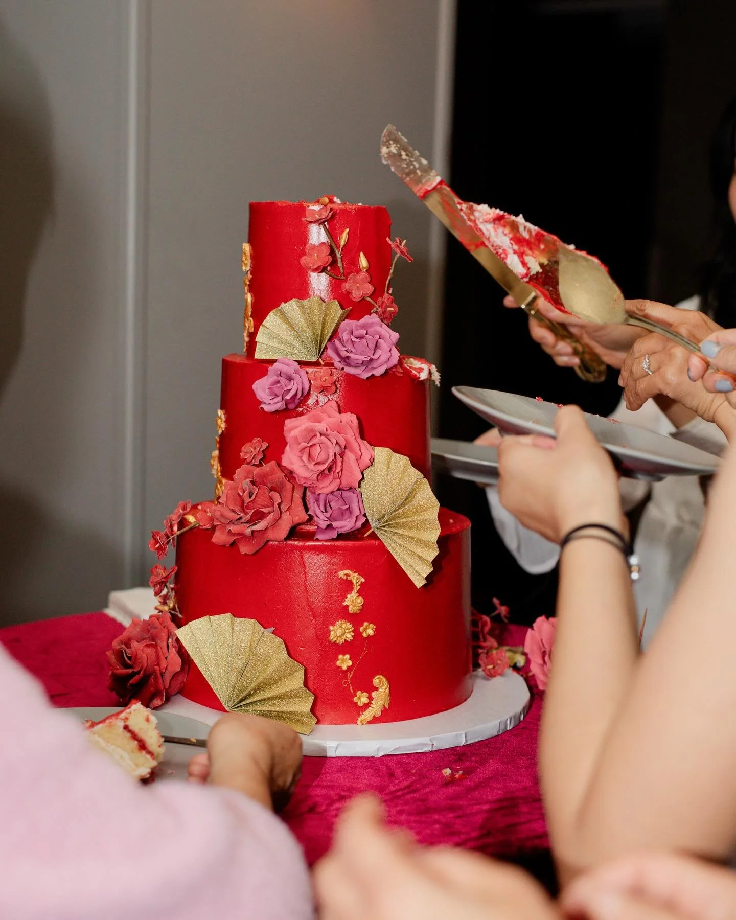 When the wedding cake becomes the centre of attention…
I loved capturing all the details and especially the cake under attack at this gorgeous wedding at @fairmontvan. 
Venue: @fairmontvan 
Wedding planner: @alloccasionsdecor
Cake: @desserts