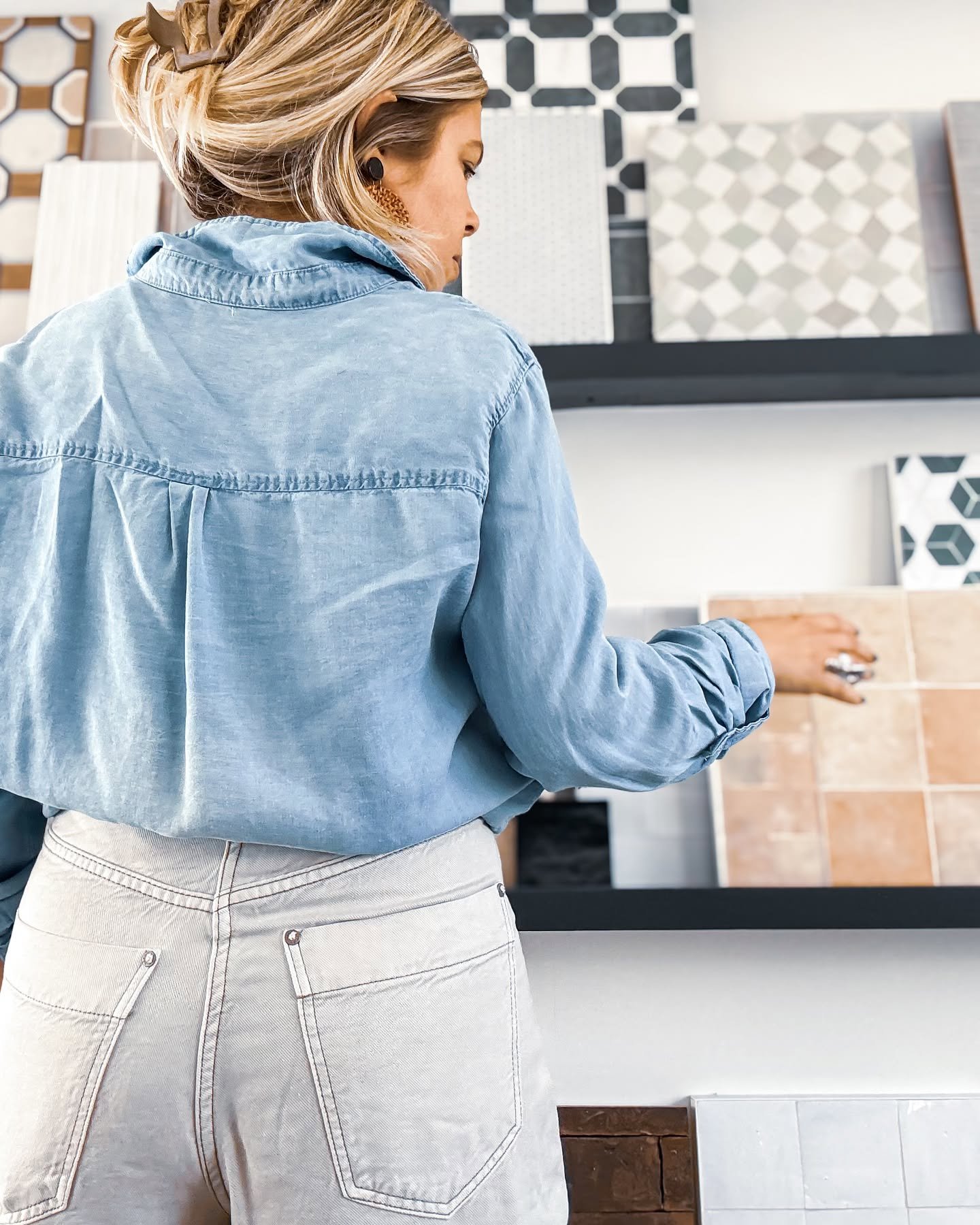 Life for us lately&mdash; scroll for some Festive fun we&rsquo;ve been having as well as some of our most recent installation progress shots! it&rsquo;s all so exciting! 🥰 Tis the season! 🎄#tilestyle #naturalstone #slabs #lighting