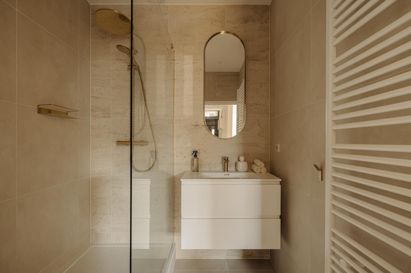 🛁🤍
#vastgoedstyling #homestaging #stylist #amsterdam #nowforsale #interiors #interiorstyling #interieur #homegoals #forsale #verkoopstyling #makelaar #makelaardij #realestate #vastgoed #interieurinrichting #interieuradvies #casaroos