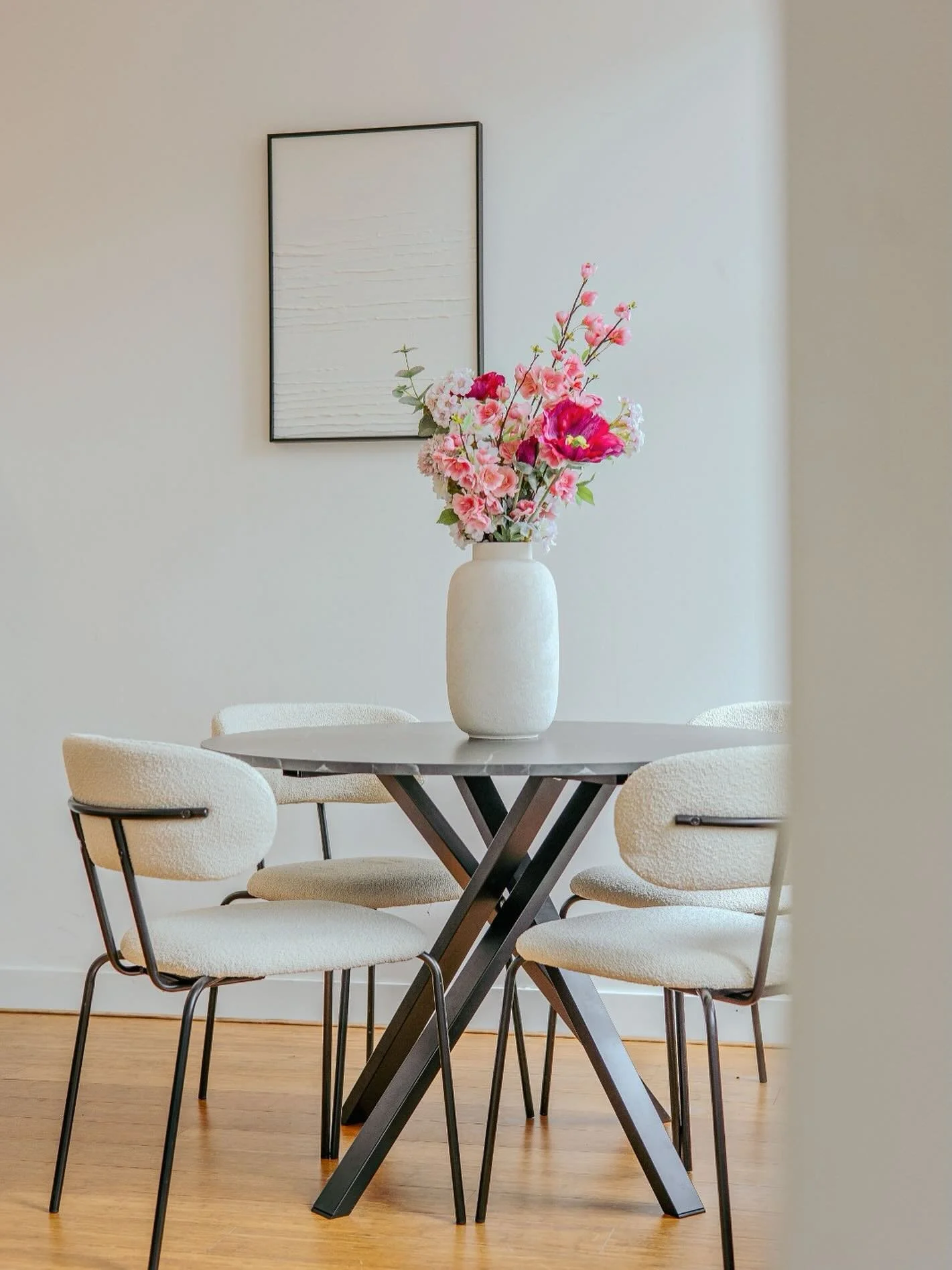 🌸

#vastgoedstyling #homestaging #stylist #amsterdam #nowforsale #interiors #interiorstyling #interieur #homegoals #forsale #verkoopstyling #makelaar #makelaardij #realestate #vastgoed #interieurinrichting #interieuradvies #casaroos