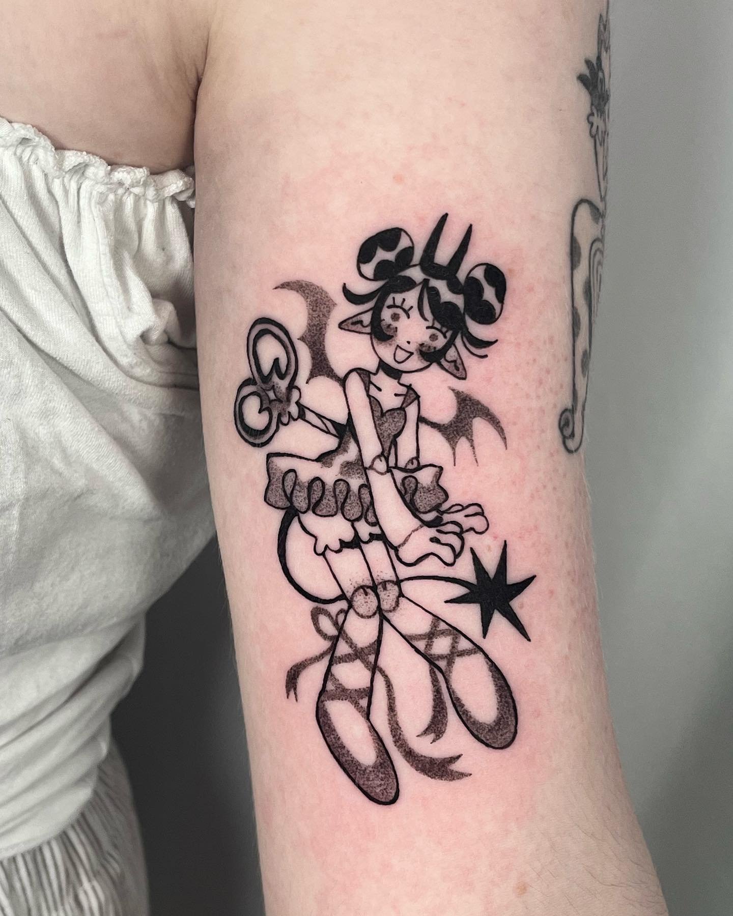 Wahoo! Cutie custom wind up marionette doll for Cornelia done a bit ago. Next to a jester girl we did last November!! Swipe for fresh vs healed. Tysm for the trust once again 🖤
.
.
.
.
.
#ignorant_tattoos #ignorantstyletattoo #torontotattoo #tattoot