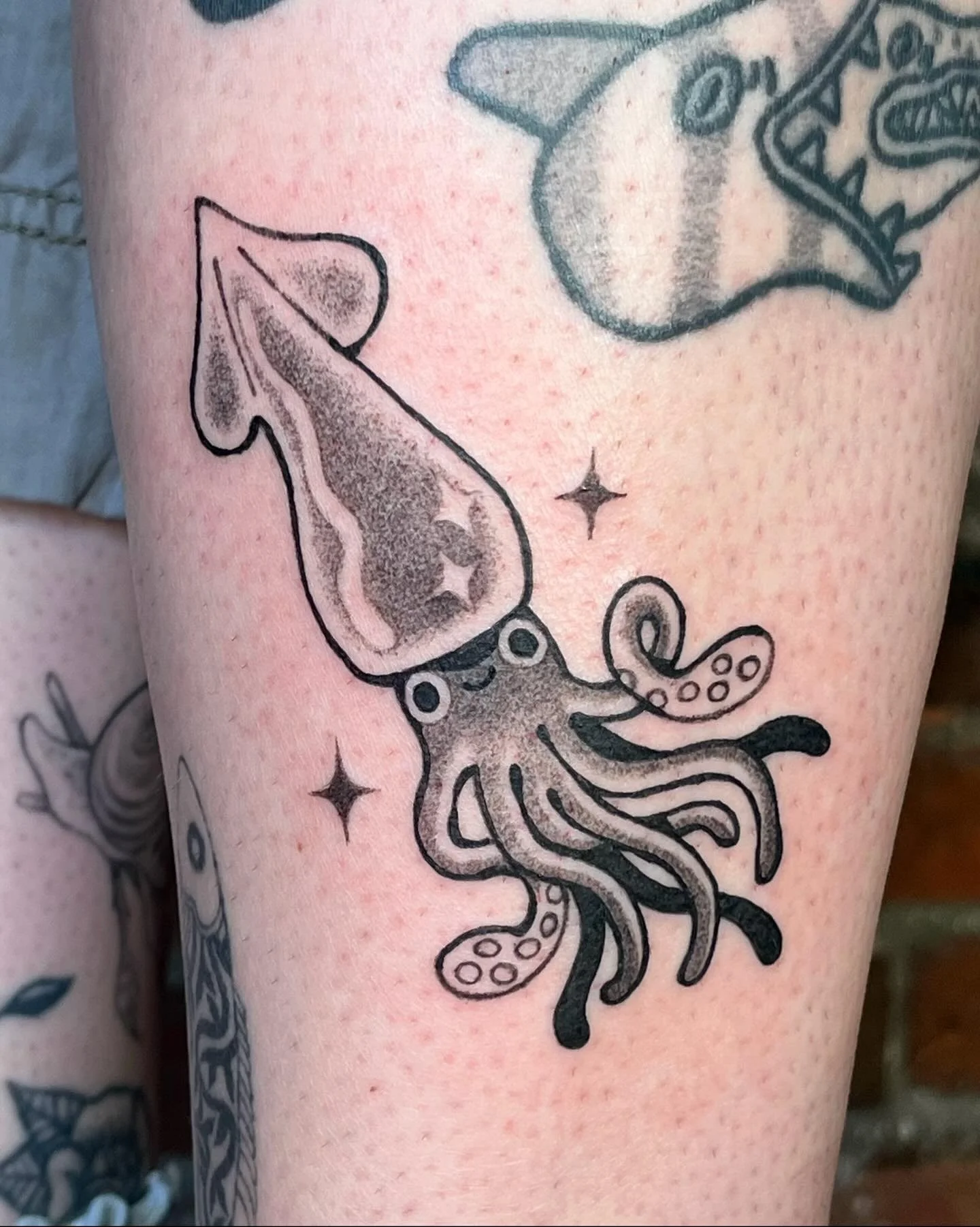 BRUH I can&rsquo;t believe I didn&rsquo;t post this yet!!! Silly squid I had the absolute pleasure to do for @pure_foolery as part of our trade!!!!! Had so much fun with this one hehe 🦑
.
.
.
.
.
#tattoomontreal #montrealtattoo #montrealtattooartist