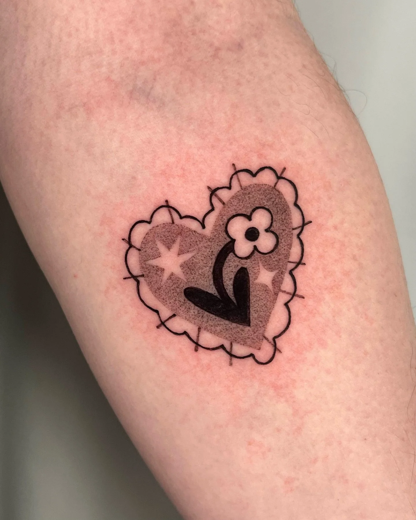 Lovely lil valentine card for Visi! Thank you so much for the trust :). I love doing lil decorative things like this !!
.
.
.
.
.
#tattooartist #montrealtattooartist #femaletattooartist #ignorant_tattoos #ignorantstyletattoo #illustrativetattoos #cut