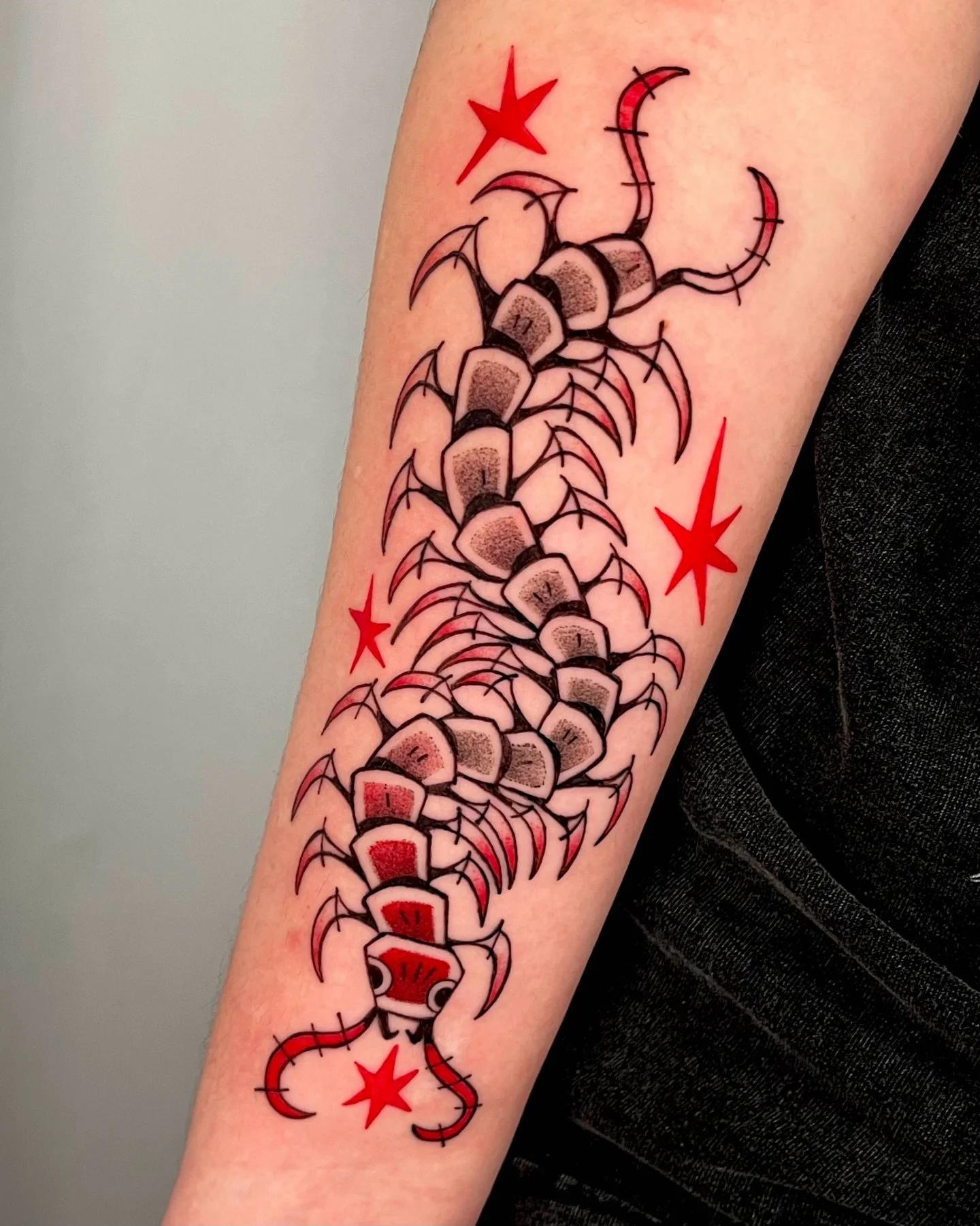 Custom centipede for Mars!! Thank you for trusting me with your first big tattoo! I love how it turned out :).
.
.
.
.
.
#tattoomontreal #montrealtattoo #montrealtattooartist #illustrativetattoo #blackandredtattoo #centipedetattoo #insecttattoo #woma