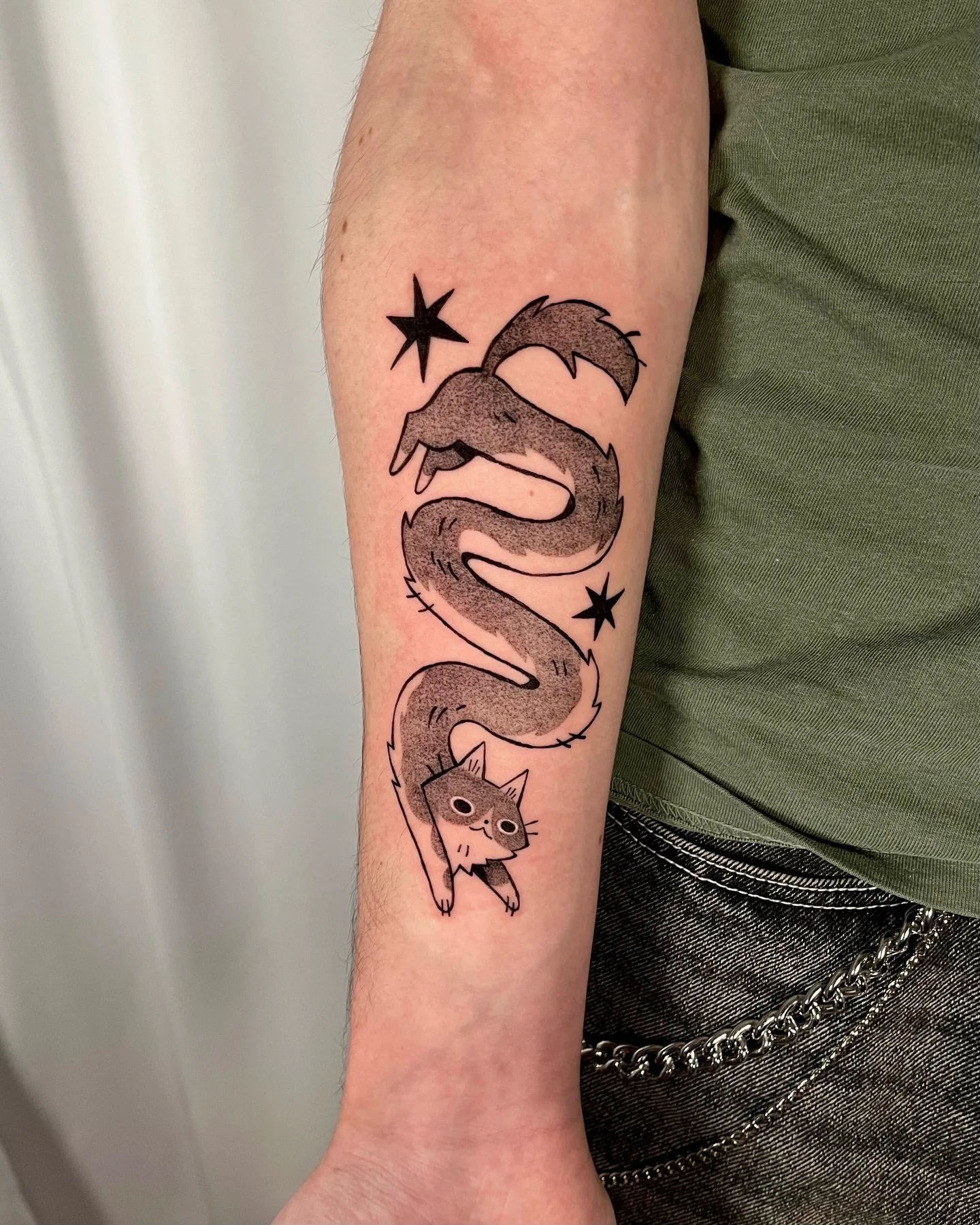 Lovely lil loooong kitty for Samuel! Thank you so much for the trust on your first :). Also peep the one month healed pic Samuel sent at the end!
.
.
.
.
.
#tattooartist #montrealtattooartist #femaletattooartist #ignorant_tattoos #cattattoo