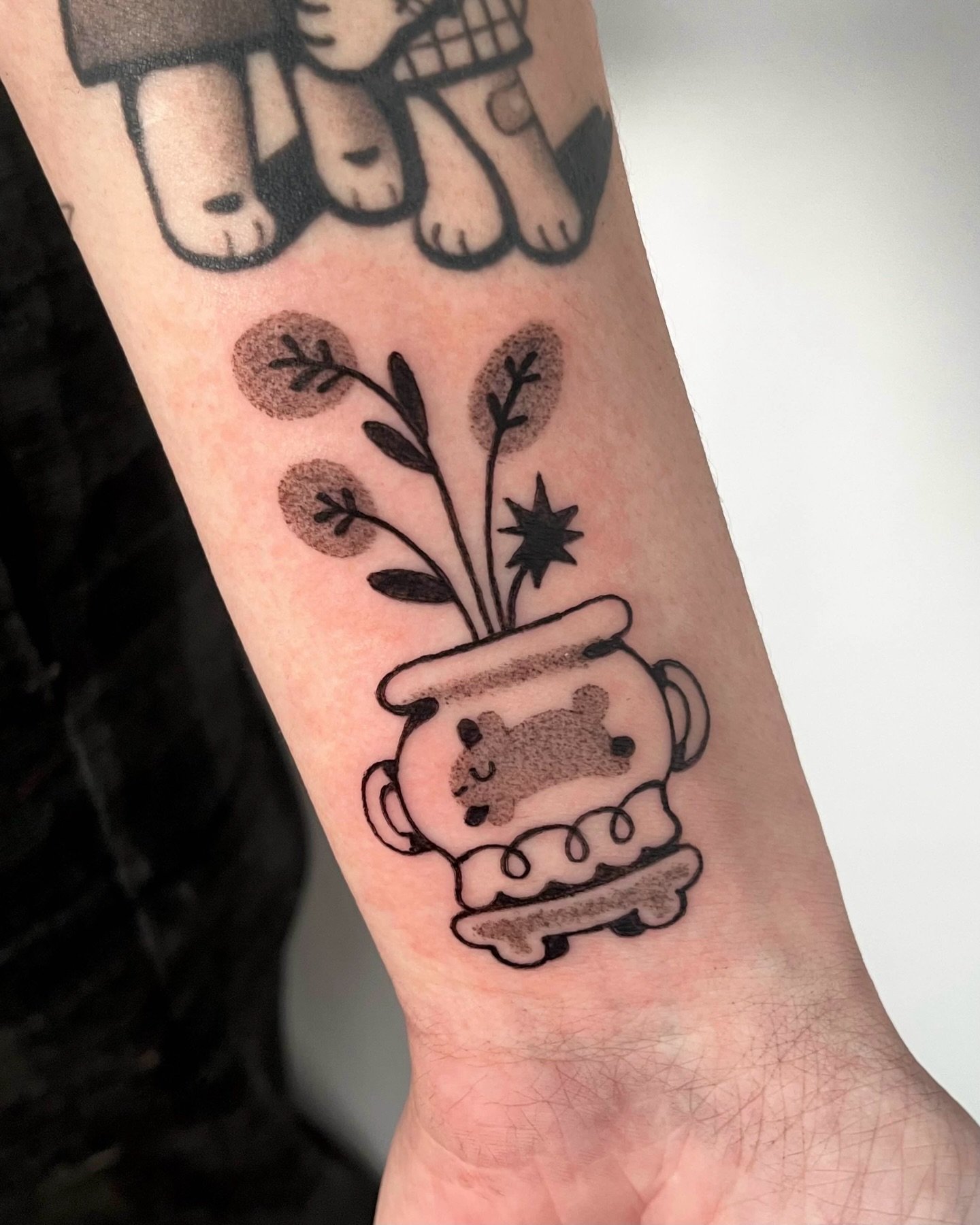 My half of a trade with lovely talented and sweet @shamshels.ink !!! Come back to mtl soon we miss u 😭💐. Also below a beautifully healed @chuslap.ink tattoo!!!
.
.
.
.
.
#tattoomontreal #montrealtattoo #montrealtattooartist #illustrativetattoo #ign