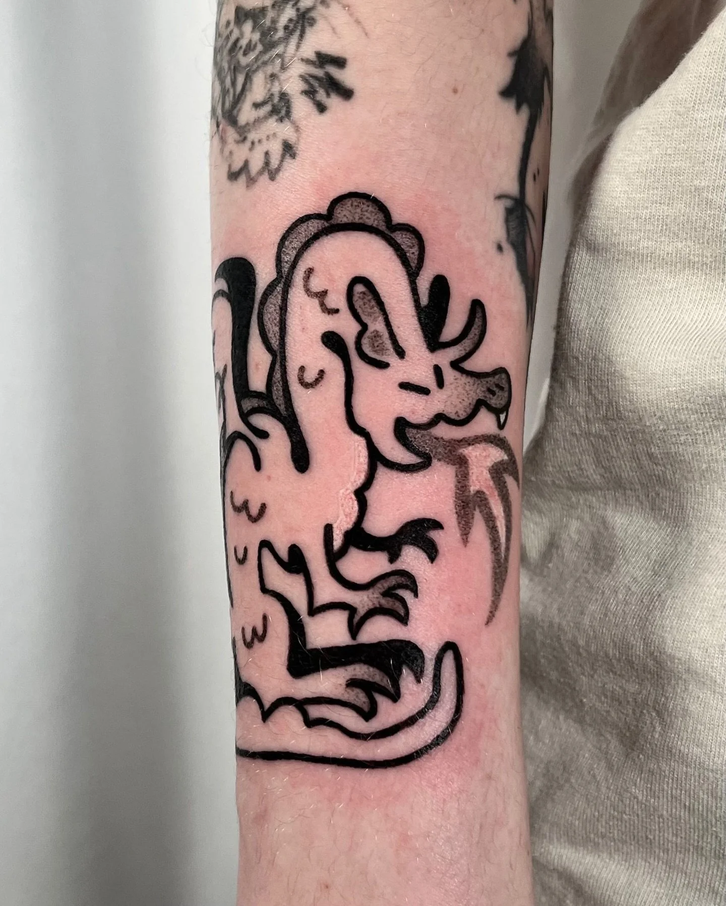 Dragon from my flash for Cassandre!! Tysm for claiming it :). Swipe to the end to see more flash from this sheet! As of posting this only the unicorn, dragon, and shooting star in b/w and the angel in colour are taken @shlorp.flash 
.
.
.
.
.
#ignora