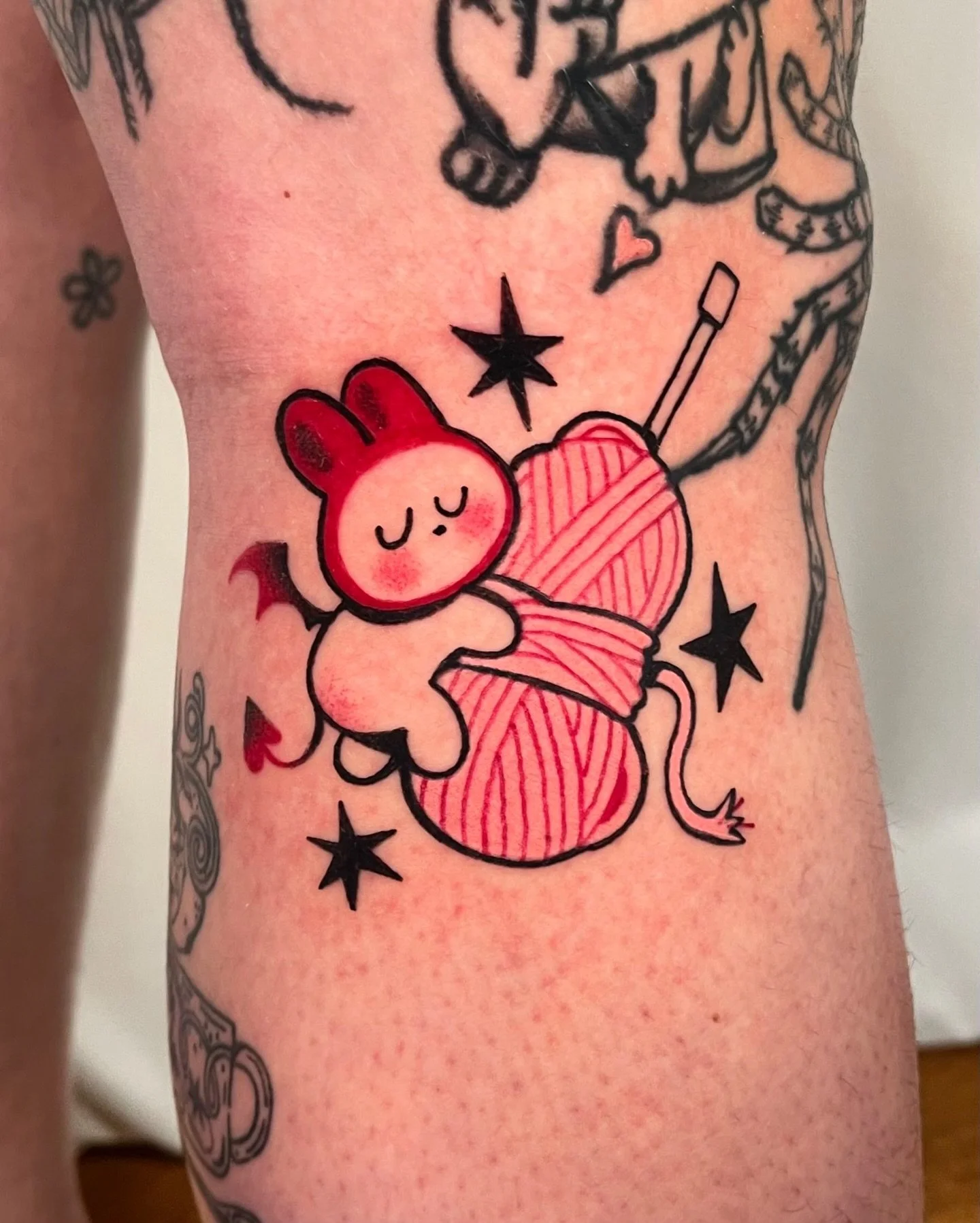 I had so much fun customizing my ramune devil flash into a yarn skein devil for Olivia!!! Thank you so much for this project :).
.
.
.
.
.
#tattoomontreal #montrealtattoo #montrealtattooartist #illustrativetattoo #blackandredtattoo