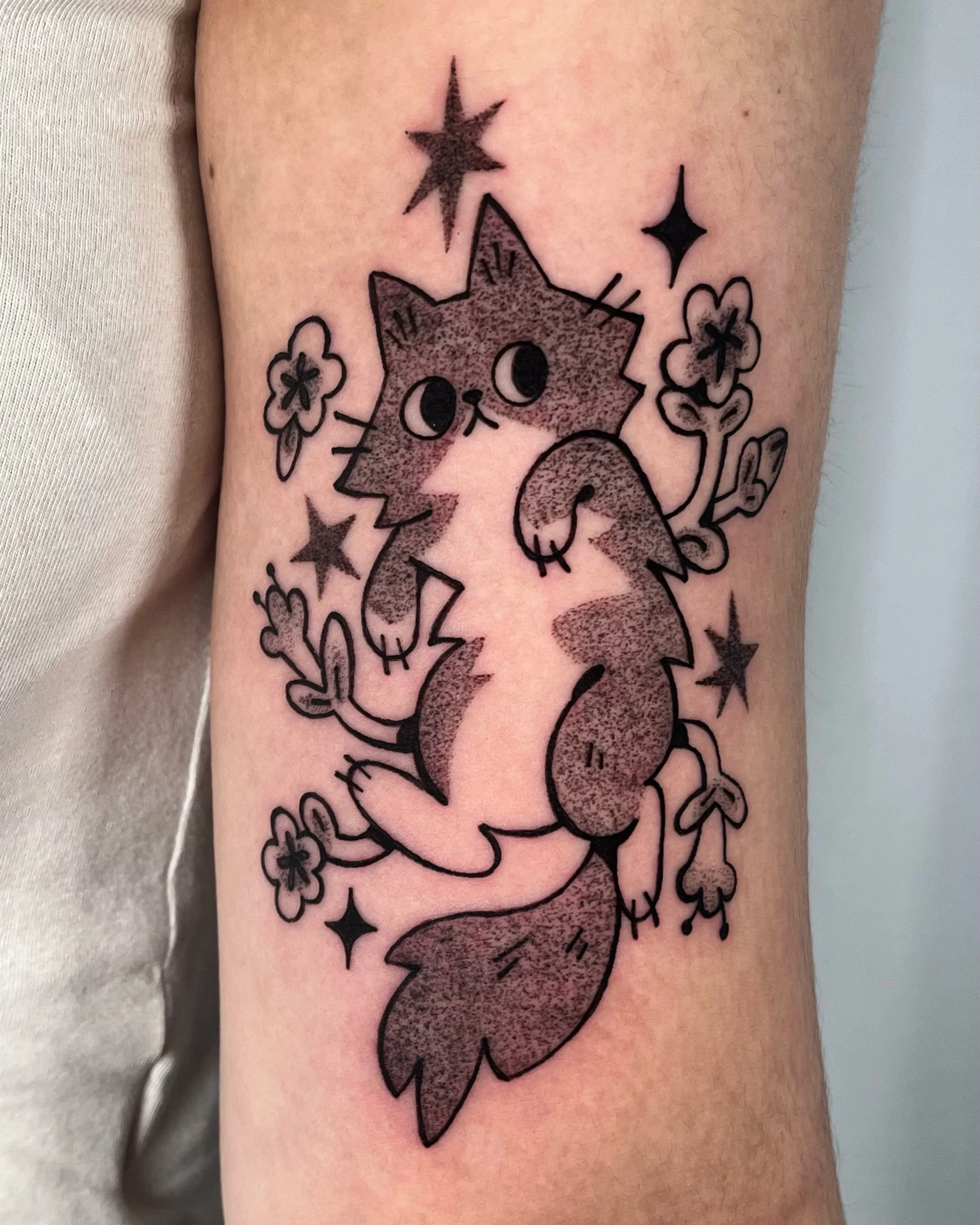 Custom kitty for Bonnie!! Thank you for the trust on your first tattoo. I looove doing pet portraits!

My books are open and I still have lotsss of time in June booking link in bio <3 
.
.
.
.
.
#montrealtattooartist #tattoomontreal #illustrativet
