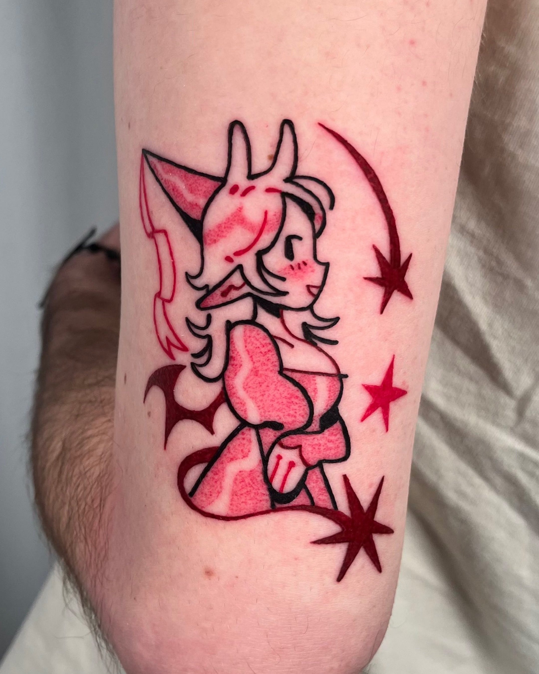 Princess from my flash for Thomas!! Swipe to the end to see it healed a month later + a sneak peek of a future tattoo post he he! Thank you again :).
.
.
.
.
.
#tattoomontreal #montrealtattoo #montrealtattooartist #illustrativetattoo #blackandredtatt