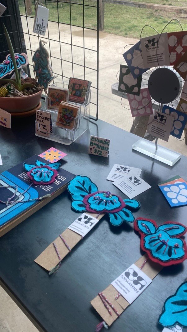 LEARNING NEW THINGS ✨
Like how to set up a borrowed tent for the first time… in public… with people watching 😅
Spoiler: the tent gave us trouble, but the prints, stickers, and felt pieces made it through just fine ✨
As things grow, we