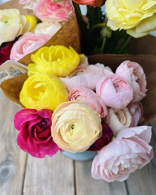 Ranunculus on wooden table.jfif