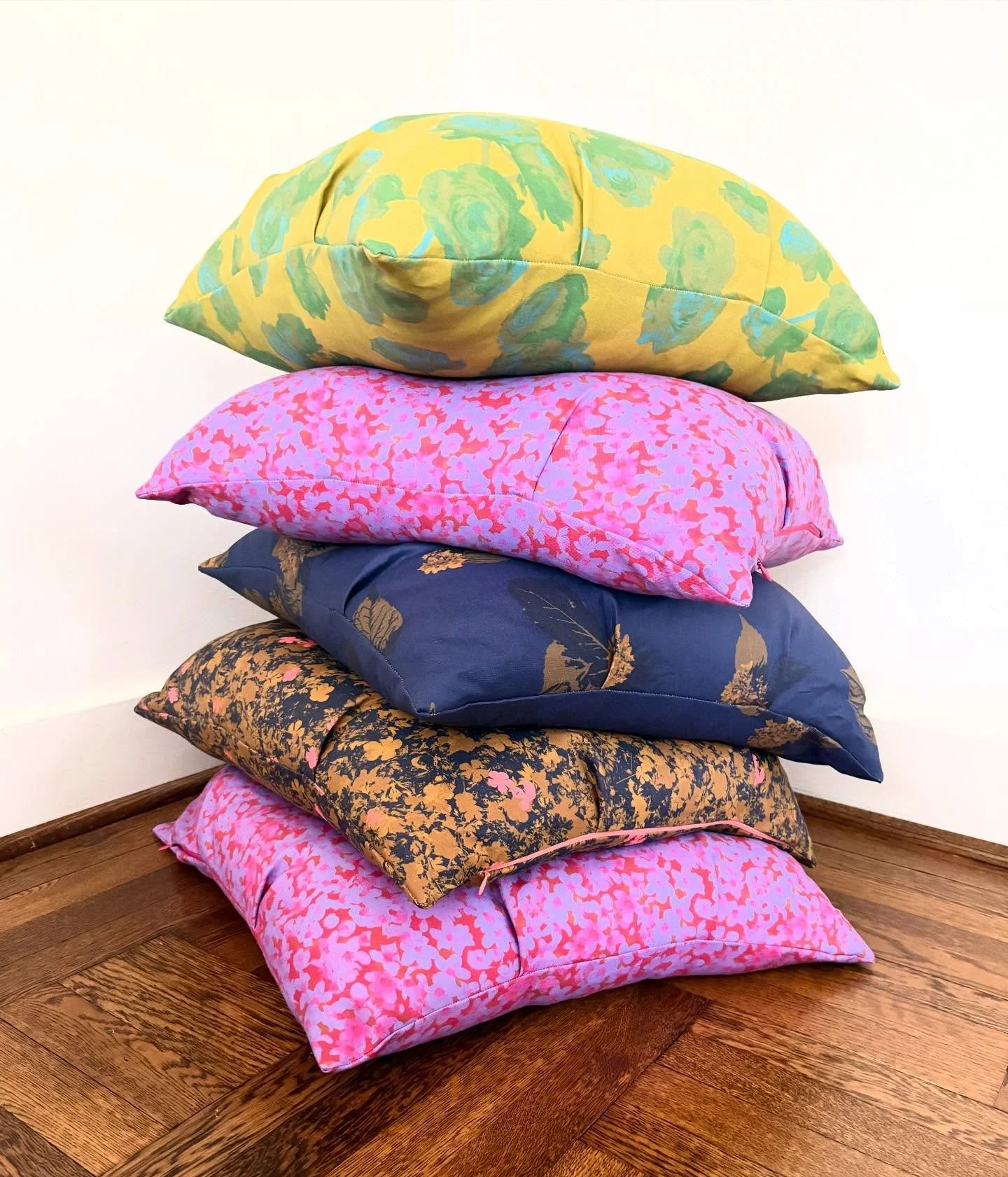 So excited to have these beauties @weisshouse1943 !!! These big French linen pillows are beautiful and super comfy. ❤️

#flowers #handmade #pillows