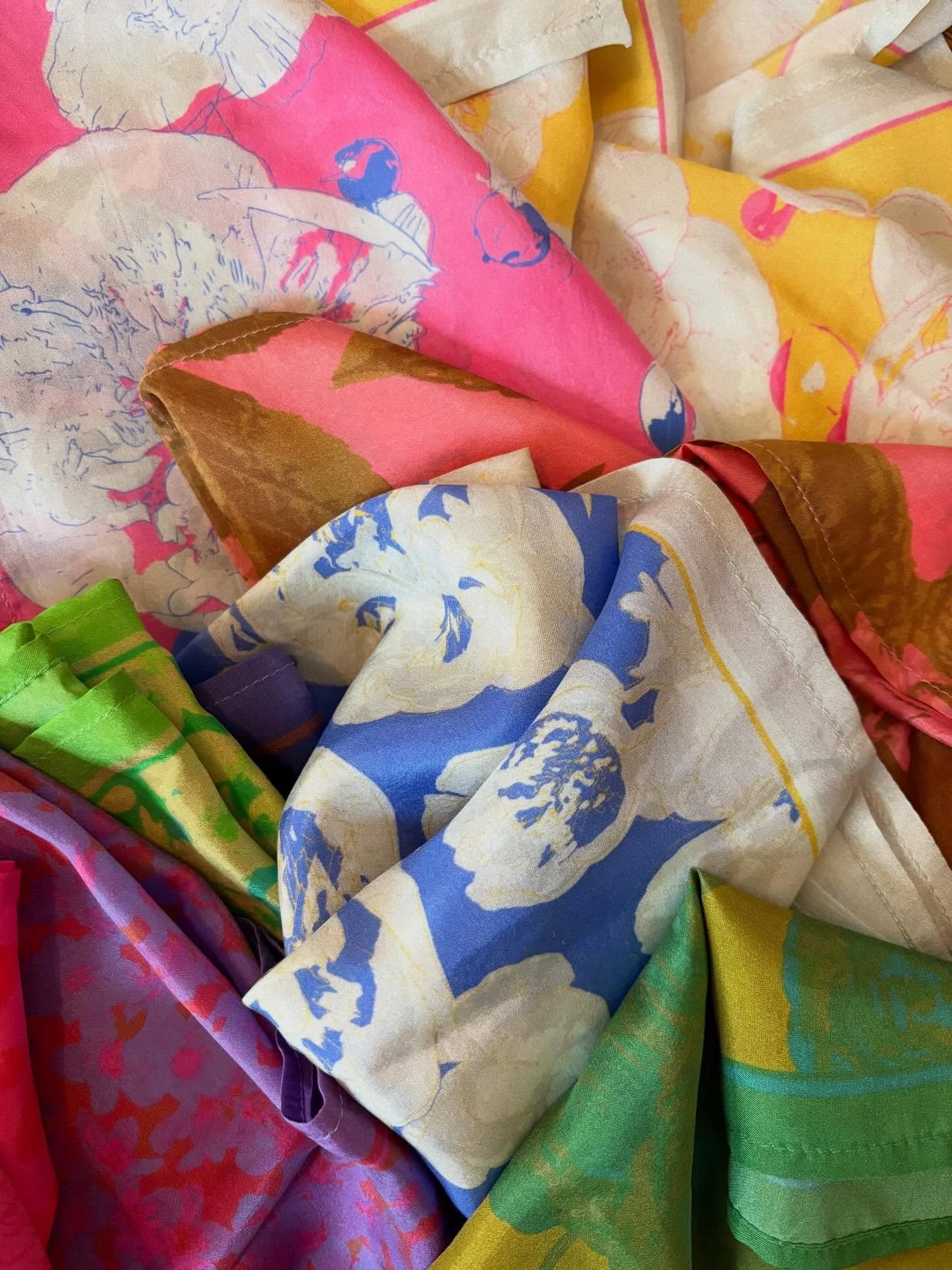 Making soooo many scarves! Oh and these Fiskars Thread Snips are 💯!!!

#flowers #flowerlovers #scarves