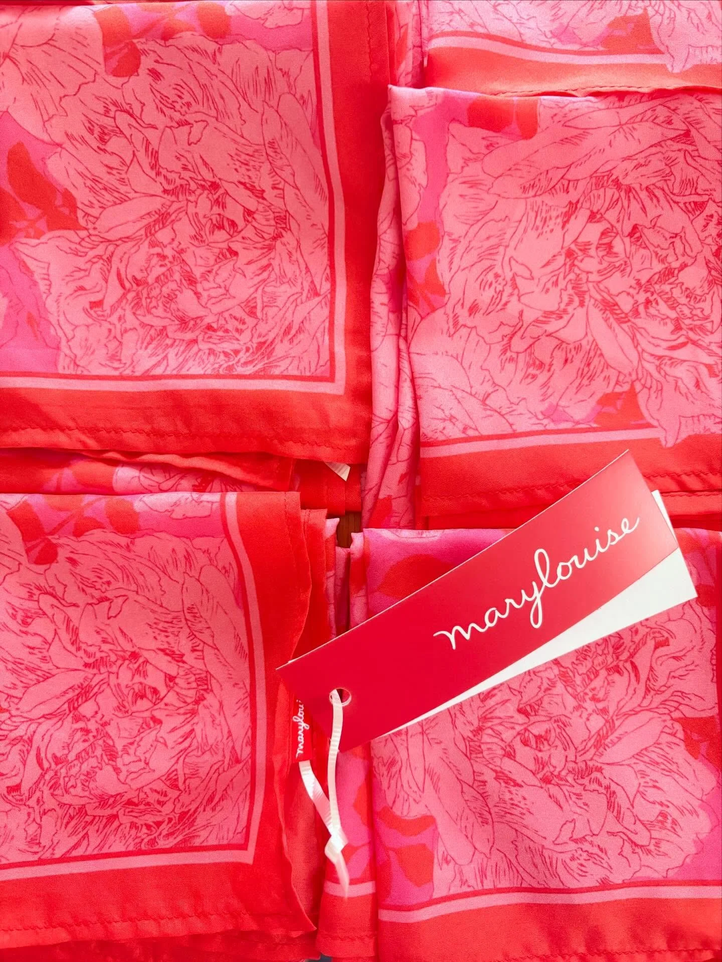 Square scarves in rose. ❤️

#flowers #rose #scarves