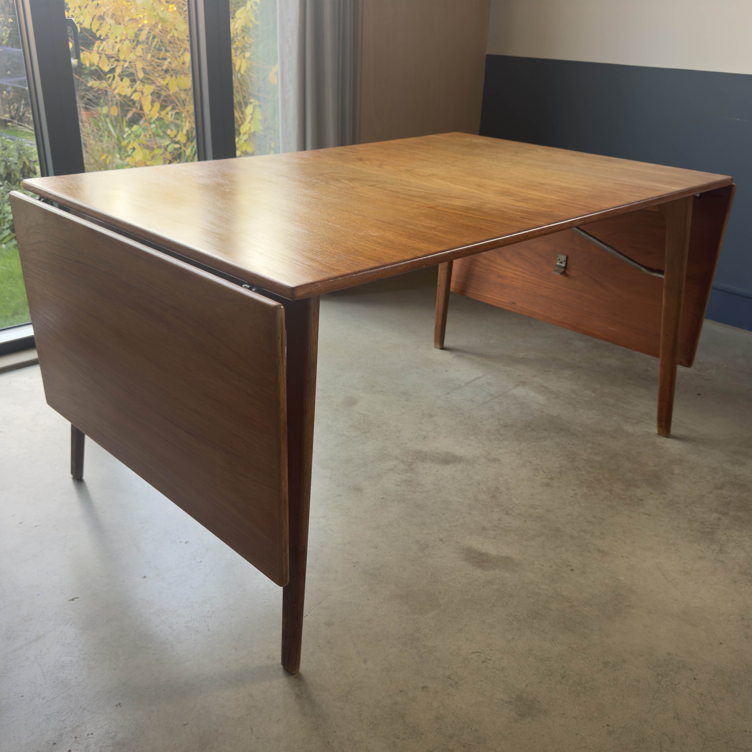 MogensenTable_0004_Layer 2.jpg