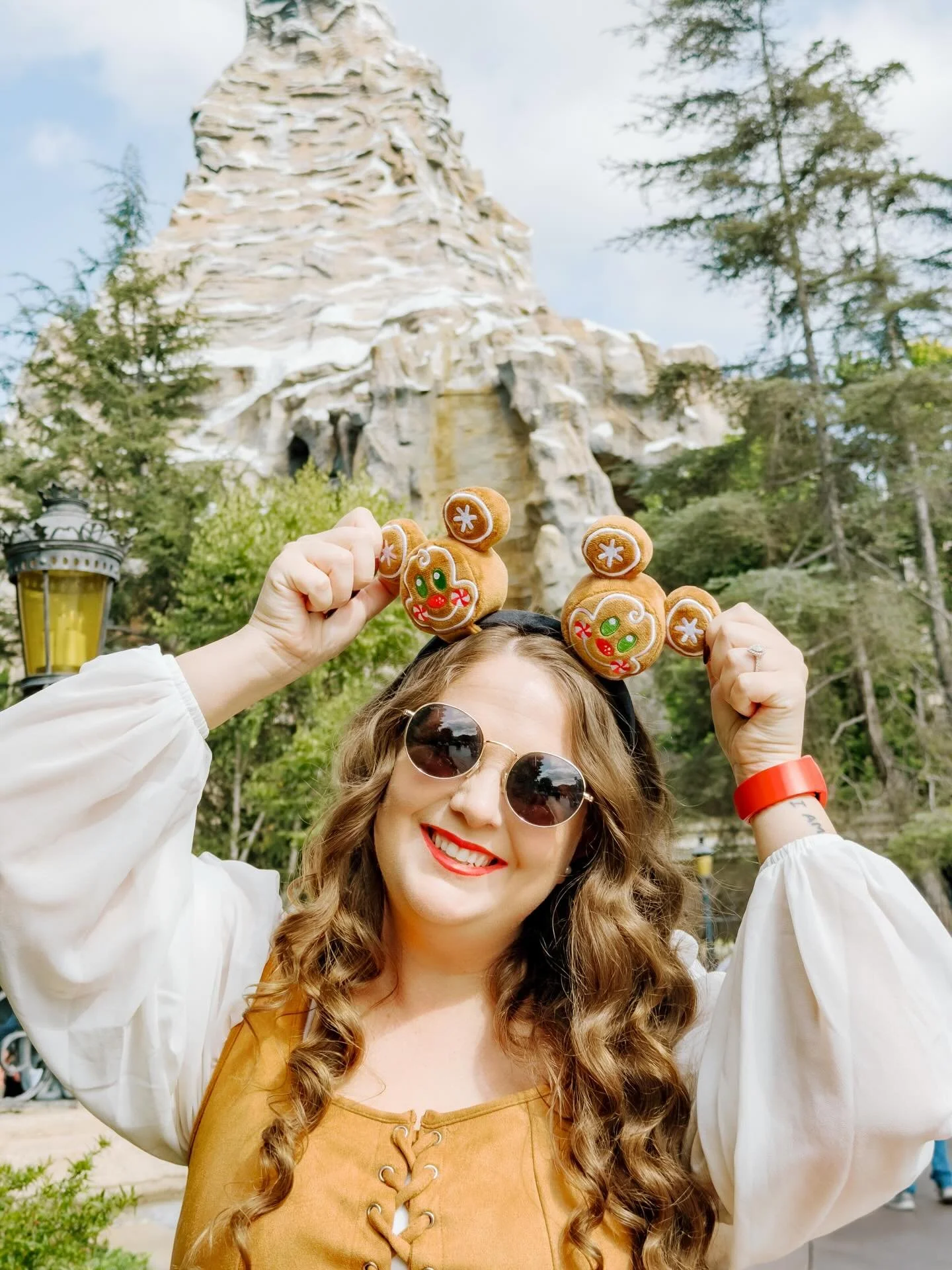 Just your friendly neighborhood gingerbread girl spreading a little extra holiday cheer! 🍪✨

Disneyland during Christmas? Always the sweetest adventure. 🎄

#christmas #disneylandchristmas #gingerbread