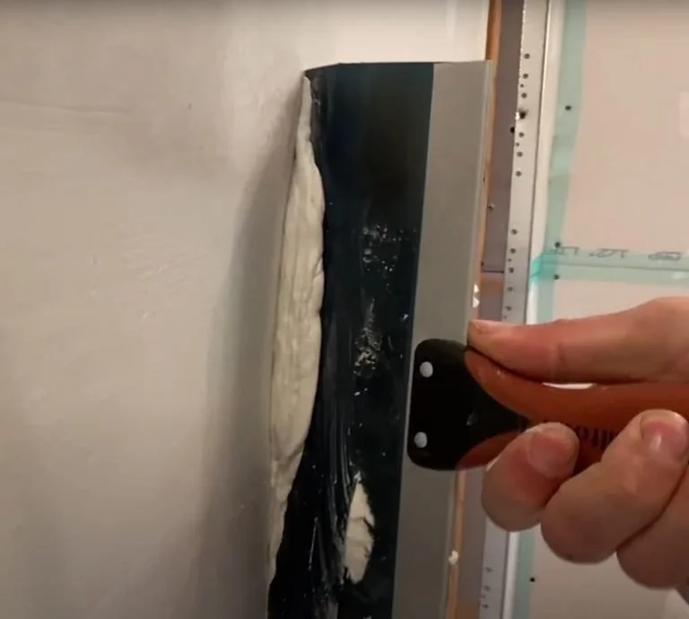 How-to-Spackle-a-Wall-768x690-301224178.jpg
