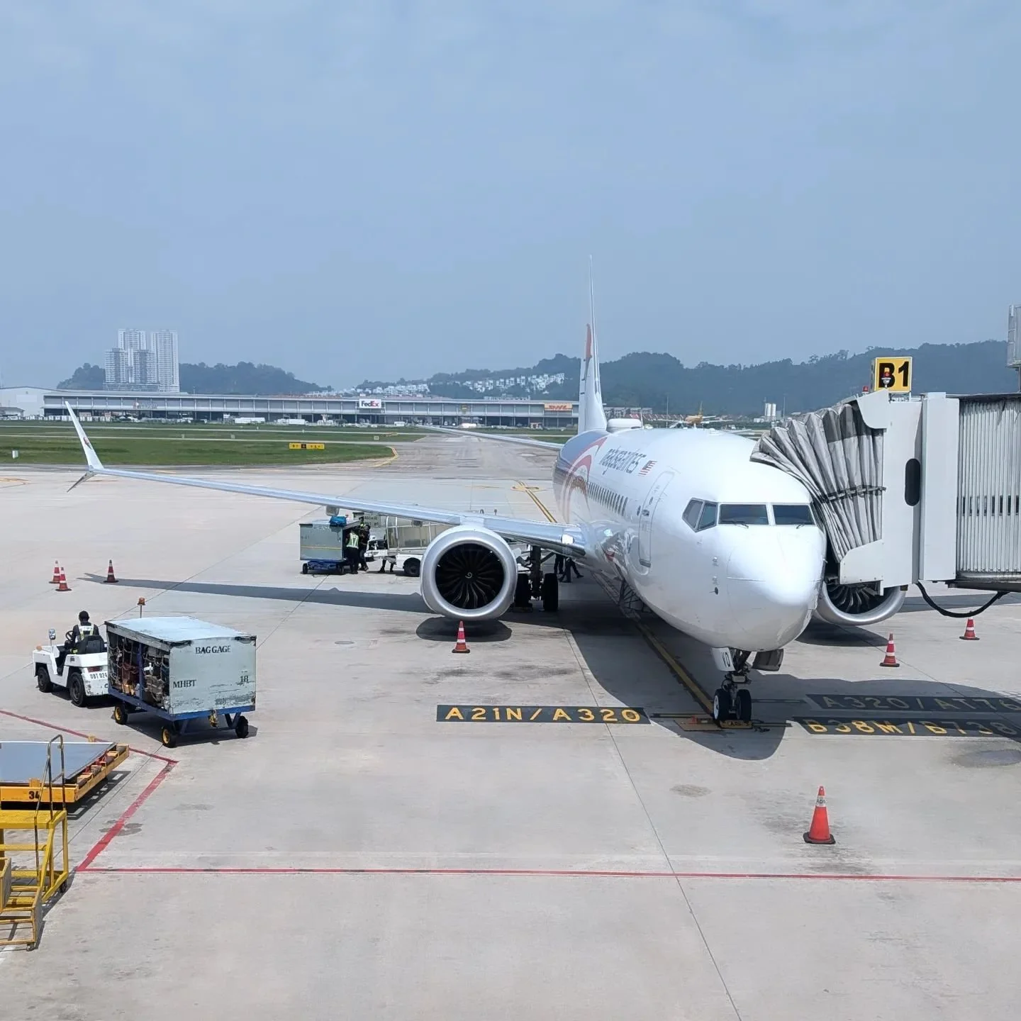 Time to begin the journey back home. It was a bit of a stressful rush to the airport with all the traffic but we made it just in time 😮&zwj;💨😮&zwj;💨

#malaysiaairlines #adelaidefoodieinpenang #adelaidefoodie #holidays #penang #penangairport